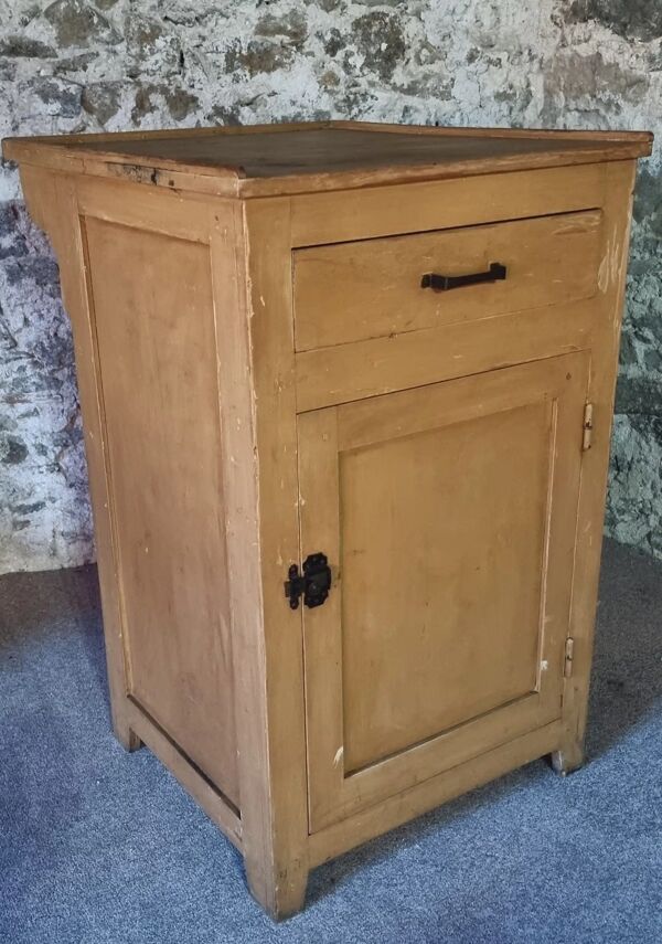 Meuble de travail de cuisine français vintage – Pin peint rustique avec tiroir et placard (112 x 70 x 82 cm)