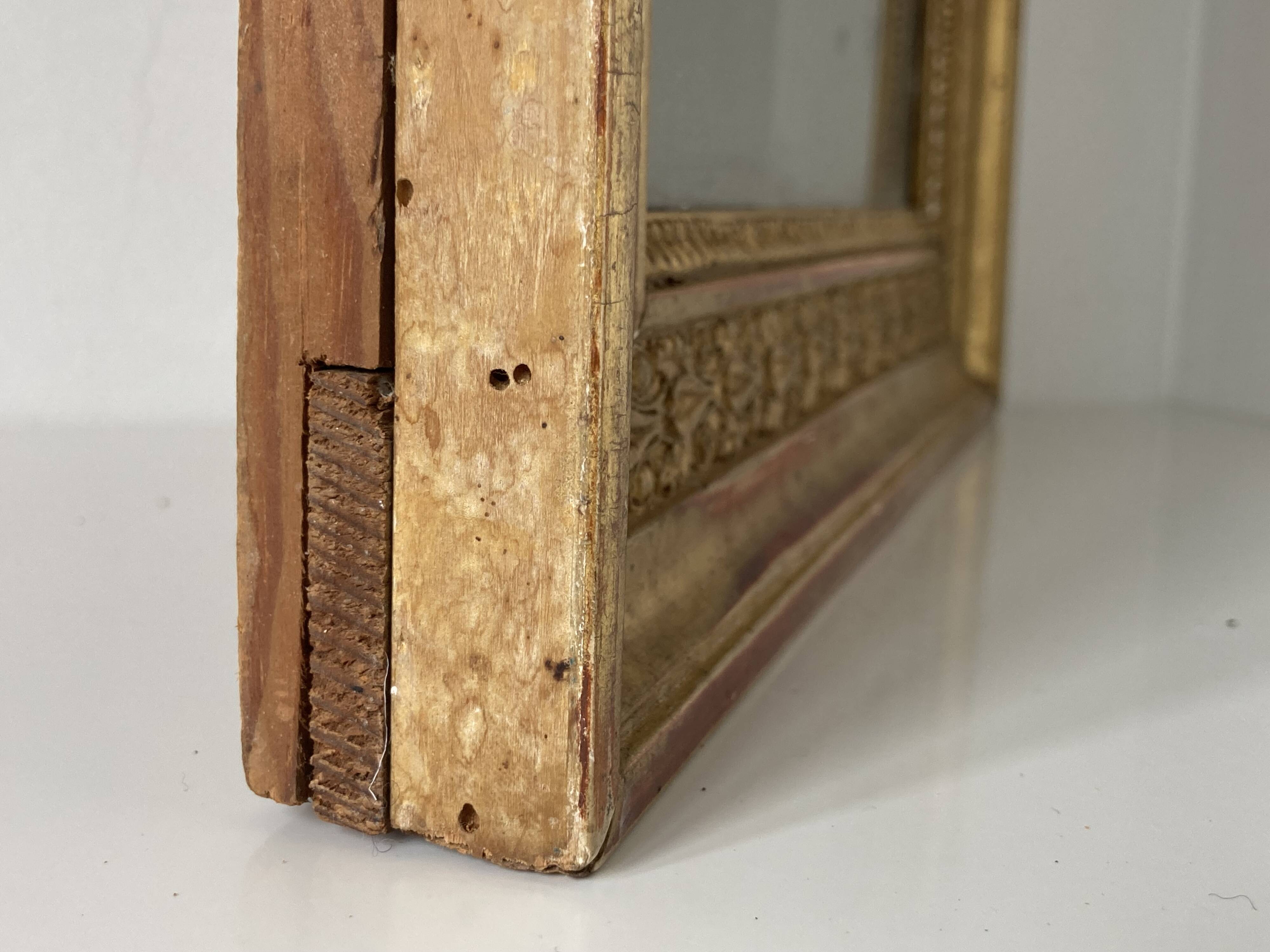 Petit miroir en bois stuqué et doré d’époque Restauration