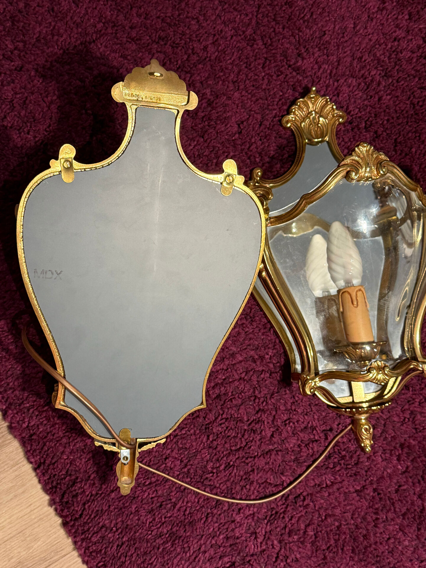Set of bronze and curved glass light fixtures – Louis XV style – read