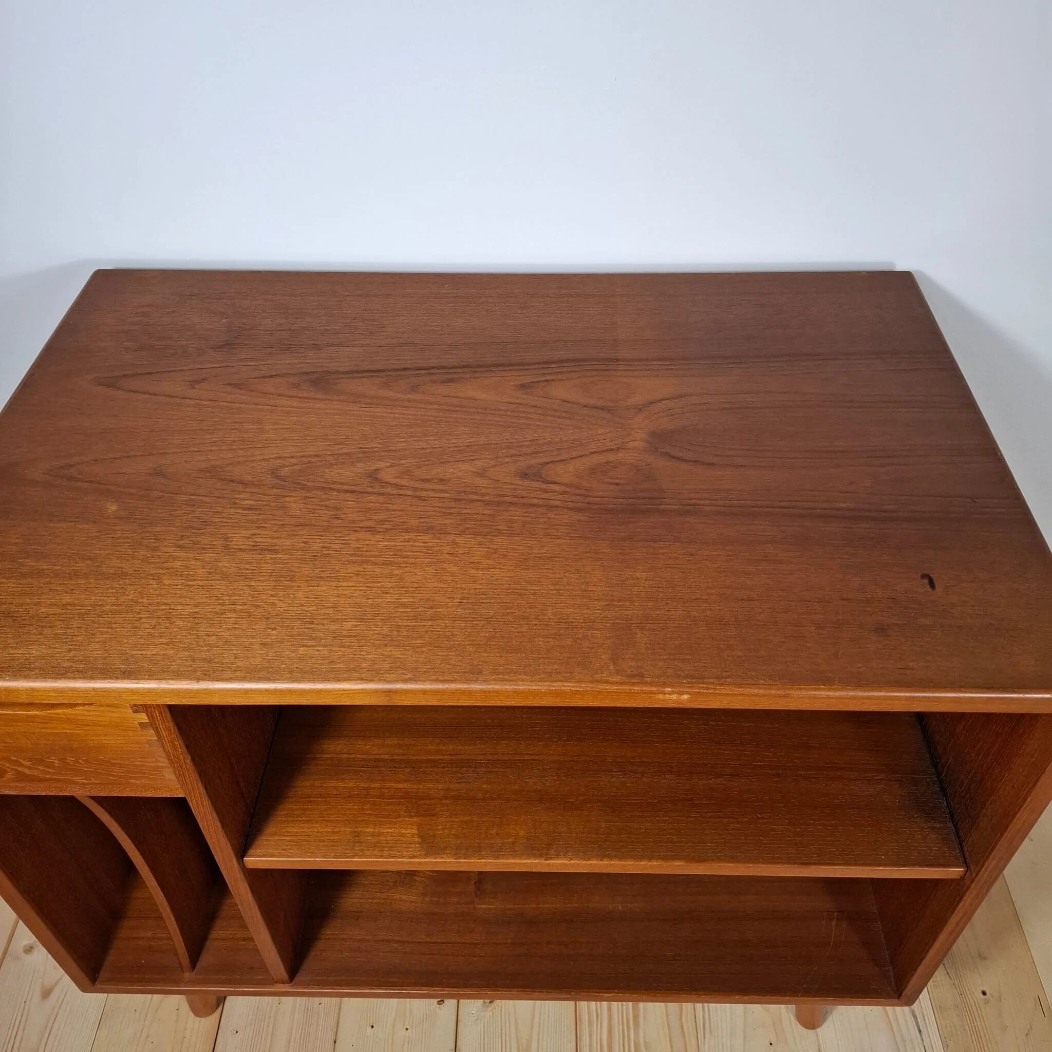 Meuble pour tourne-disque en teck danois des années 1960 – Style Mid-Century Modern