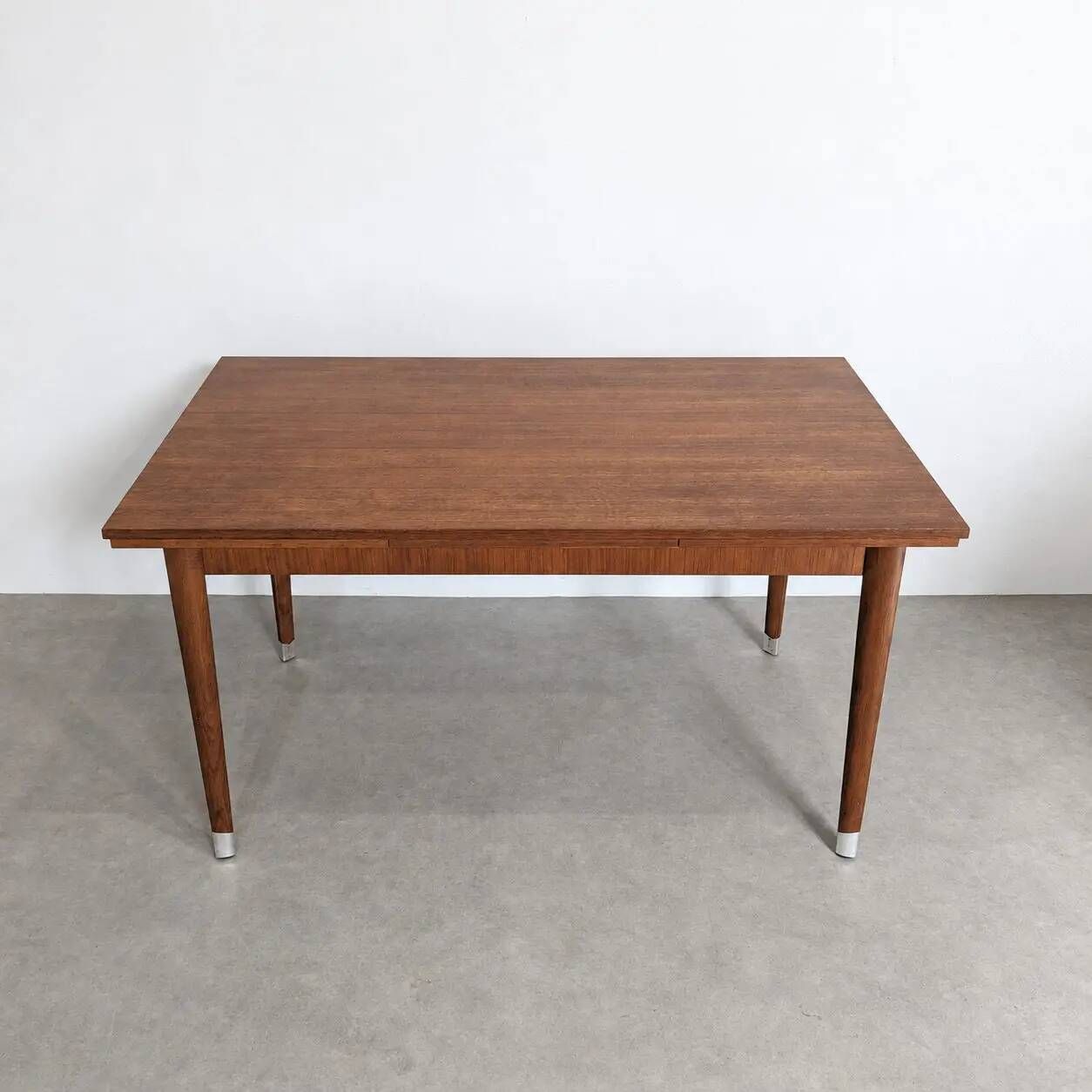 Table à manger de style mid-century moderne