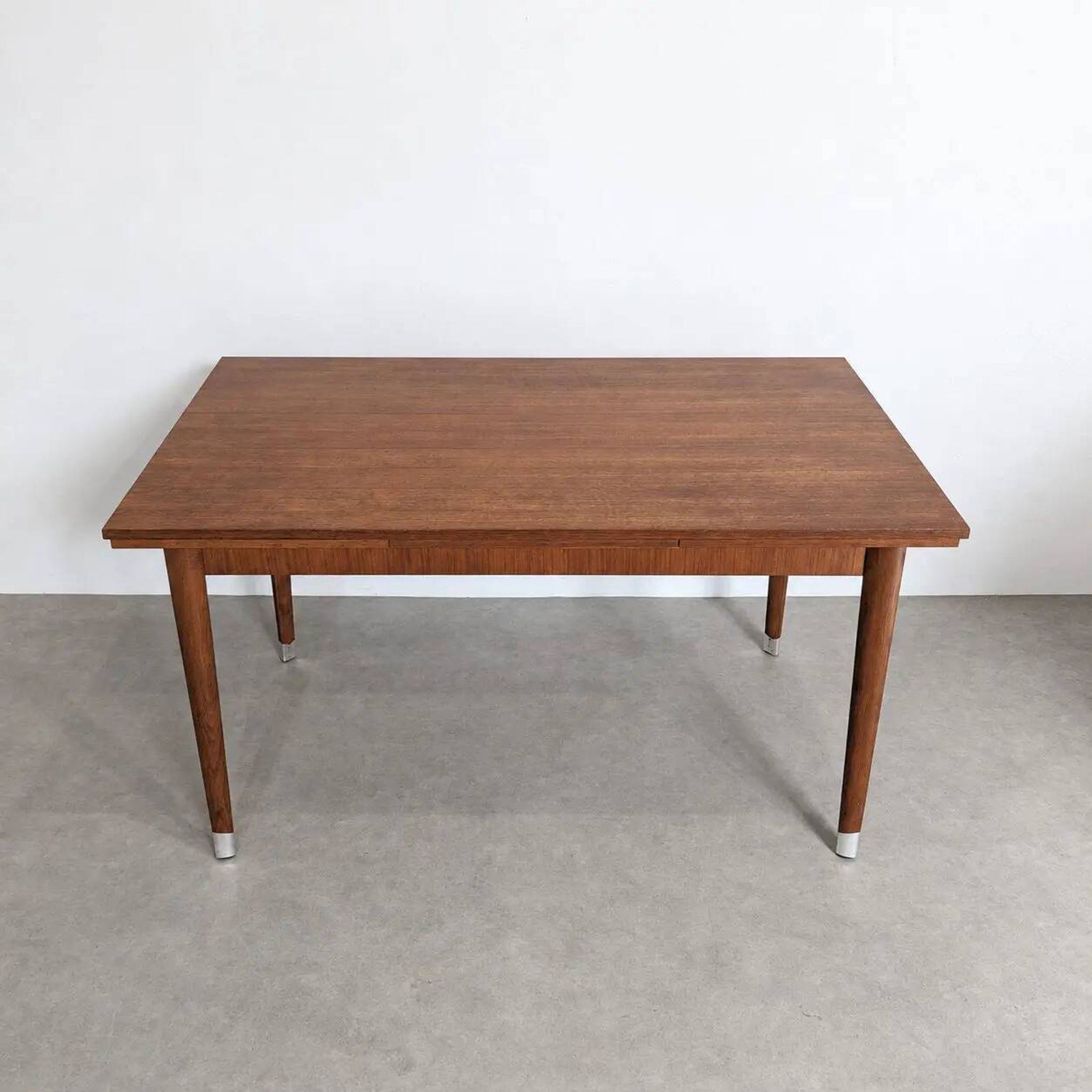 Table à manger de style mid-century moderne