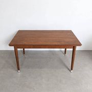 Table à manger de style mid-century moderne
