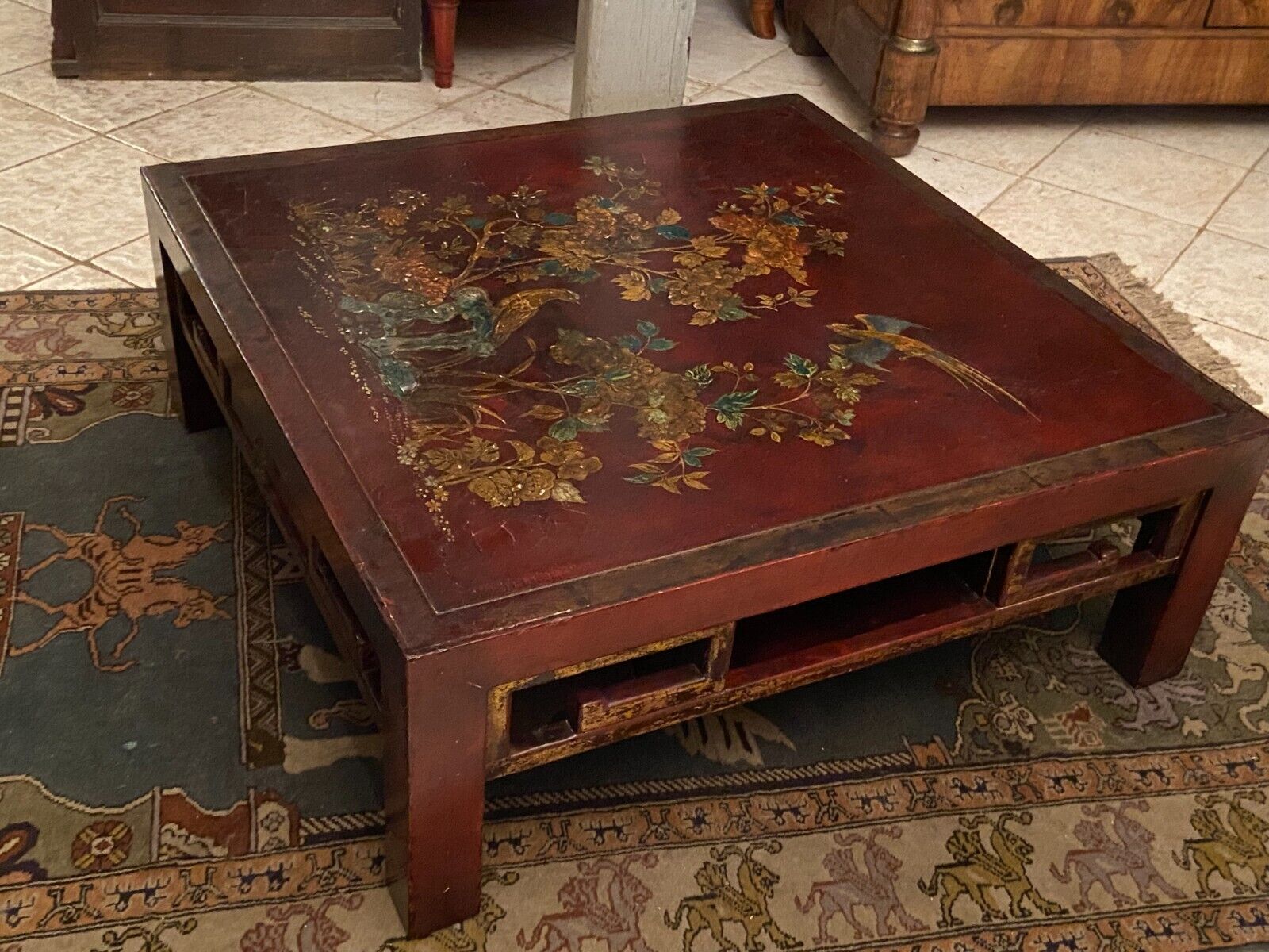 Square section coffee table with lacquered decoration Far East China Japan