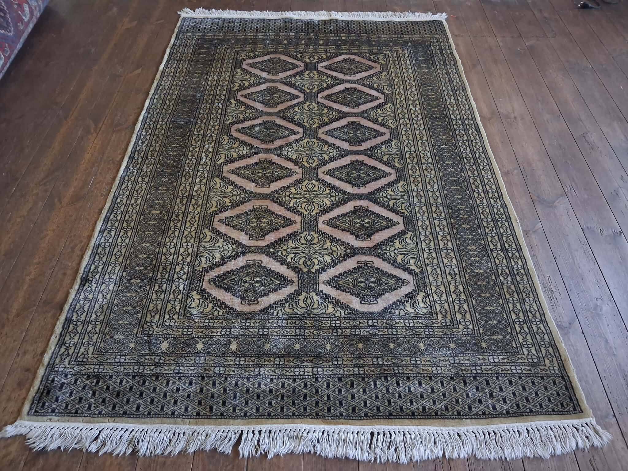 Handmade Pakistani Bukhara rug 188x122cm