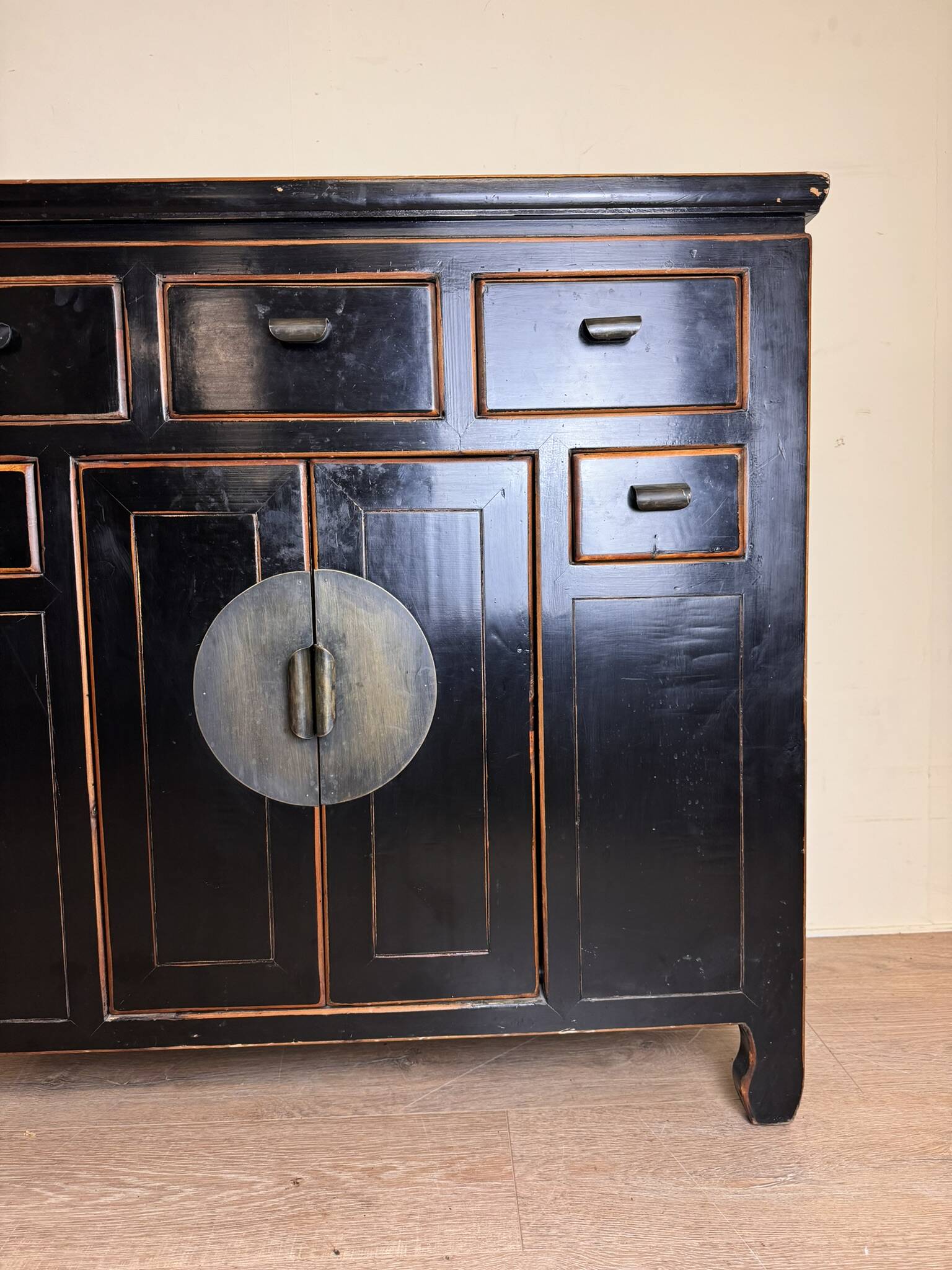 Chinese chest of drawers in black and gold lacquer