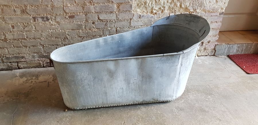 Zinc bathtub