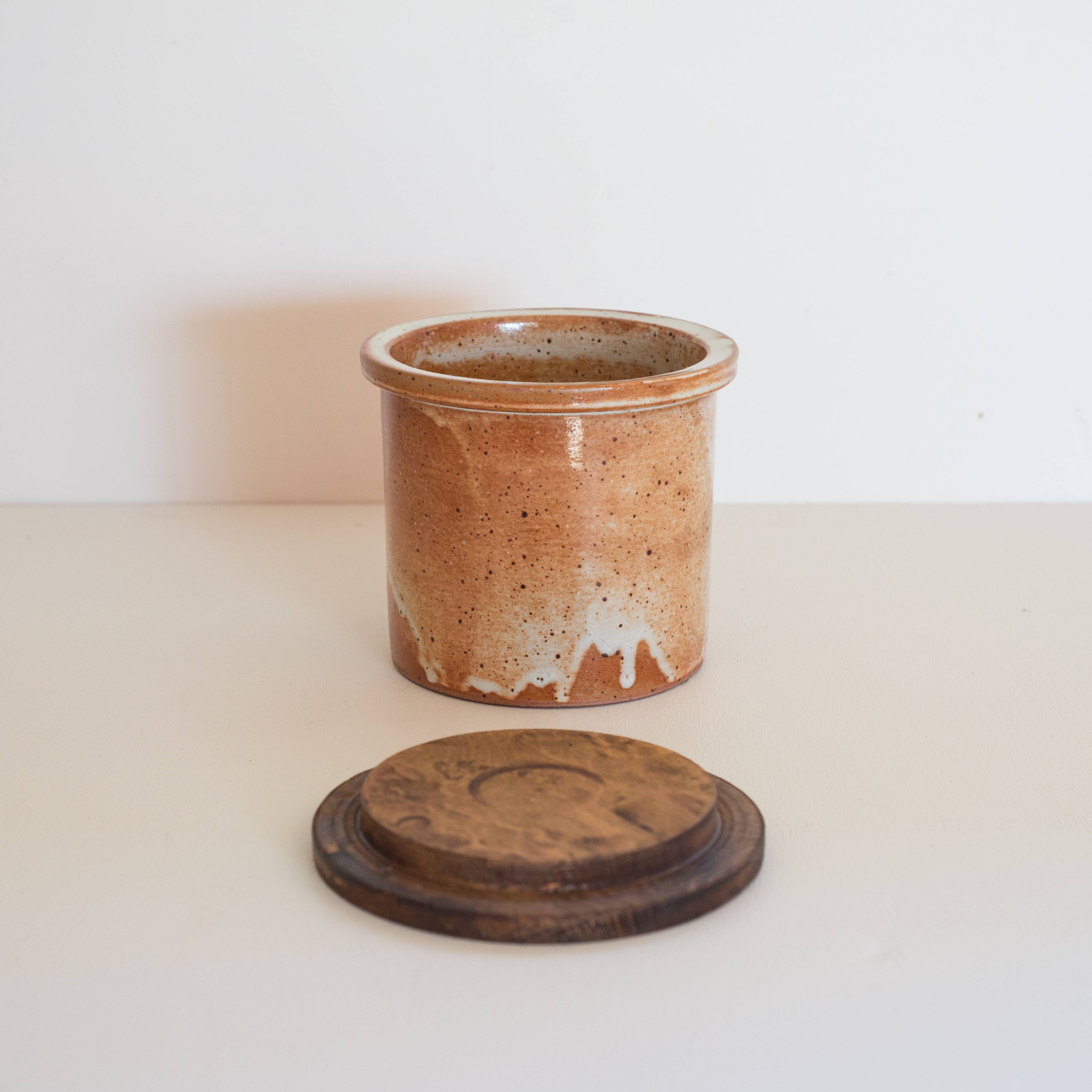 Glazed stoneware pot and its wooden lid