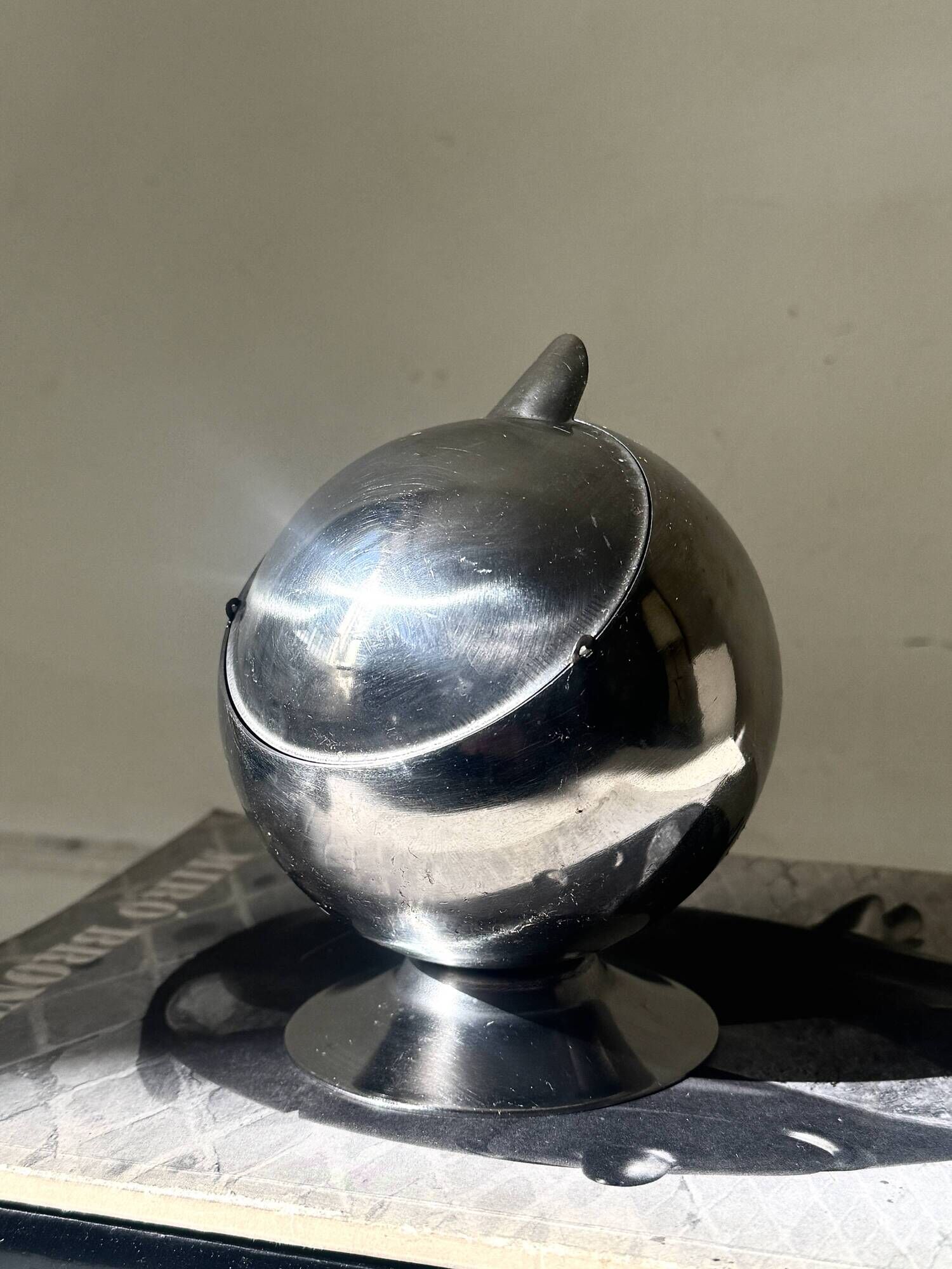 Space age ashtray in chrome metal, 1970s design.