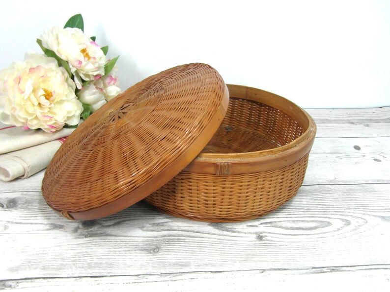 Wicker basket with lid