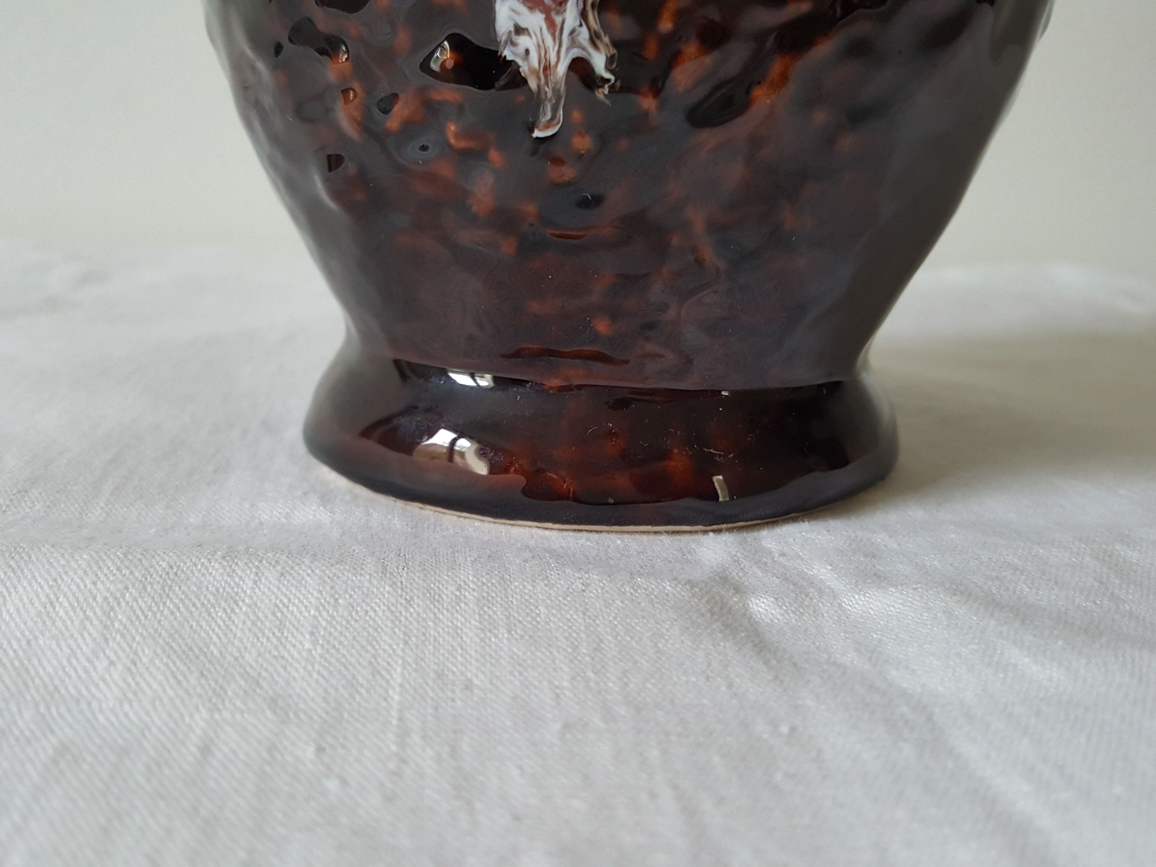 Vase en céramique orange marron avec coulures en relief