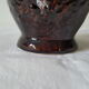 Vase en céramique orange marron avec coulures en relief