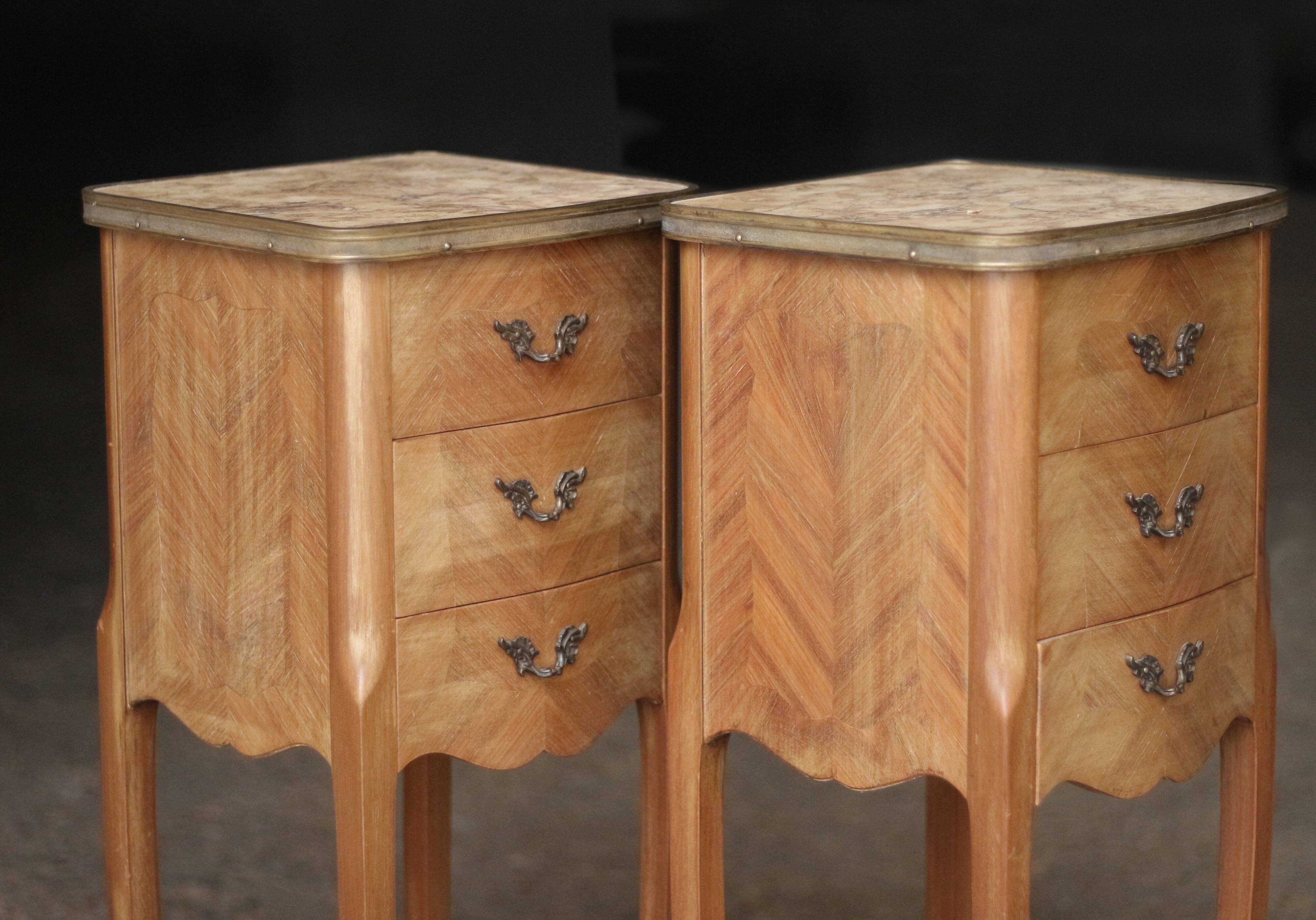 Adorable pair of wood veneer bedside tables. Excellent condition.