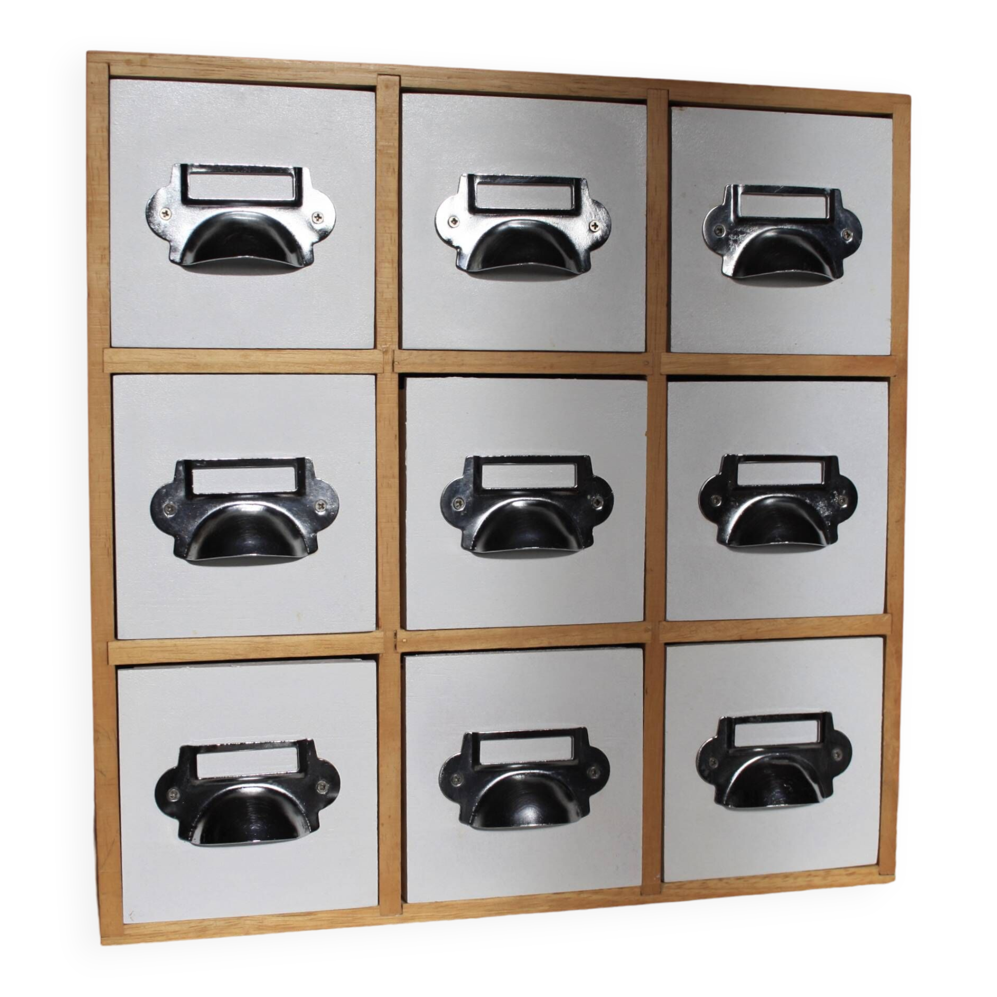 Small storage unit with drawers