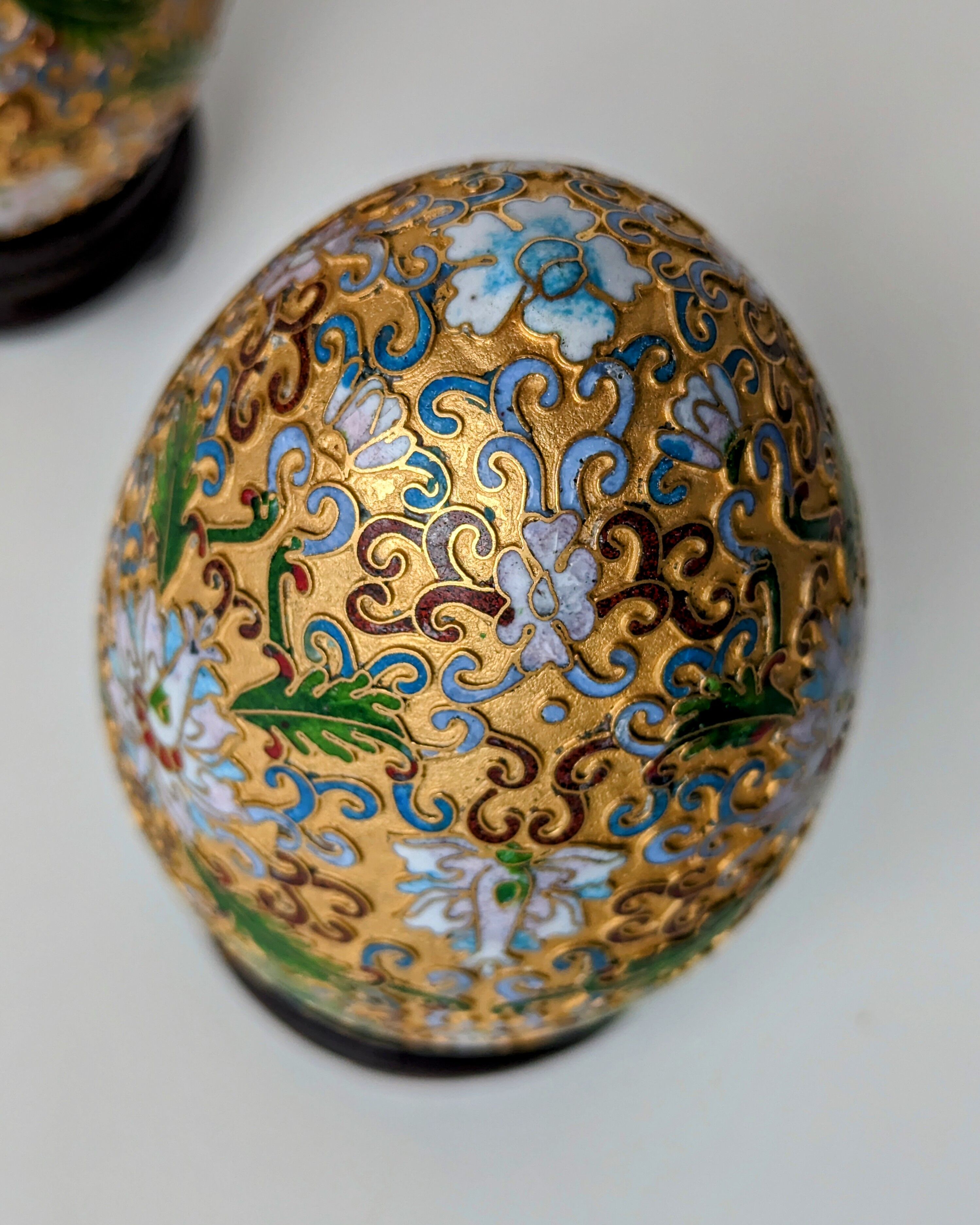 Oeufs en métal doré en émaux cloisonnées - Décor Mille fleurs, feuillages - Chine début XXème