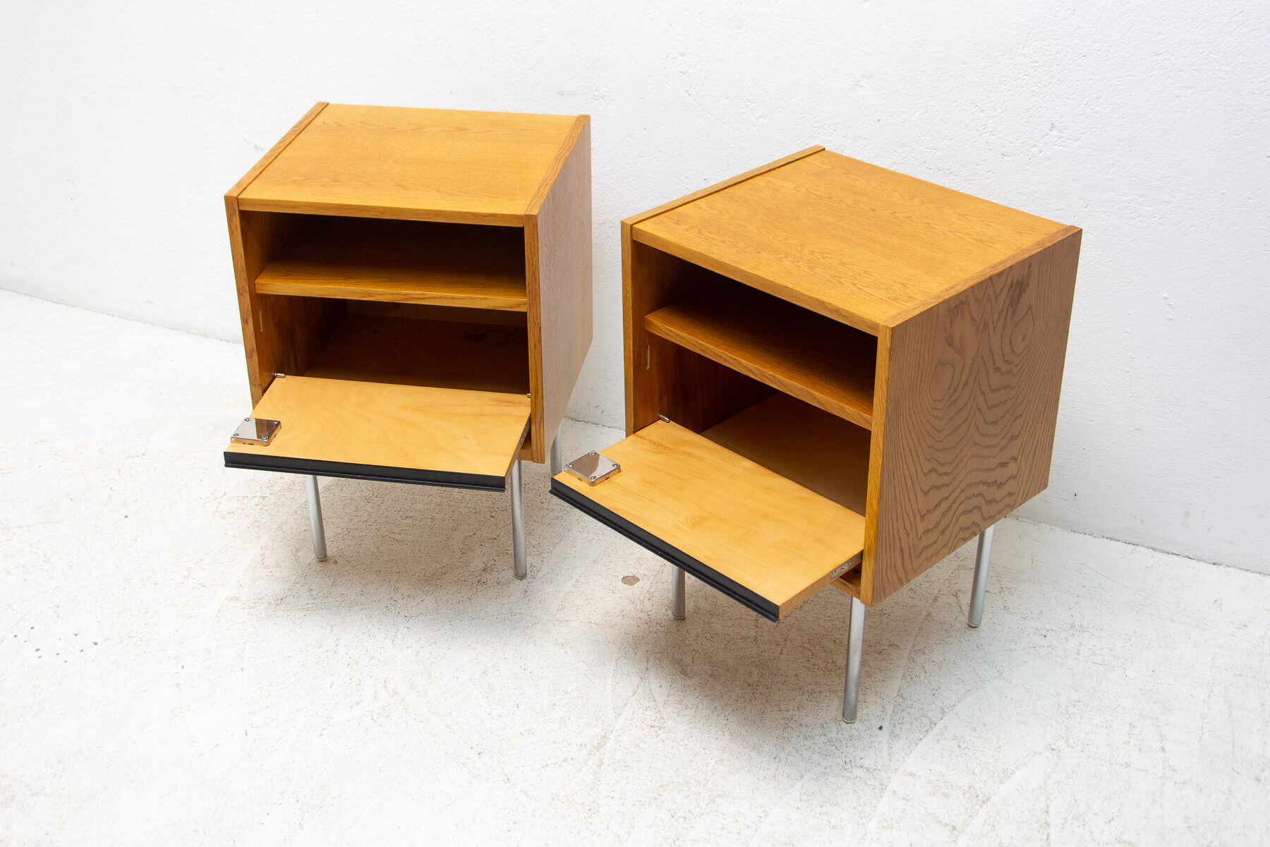 Paire de tables de chevet du milieu du siècle, années 1960, Tchécoslovaquie