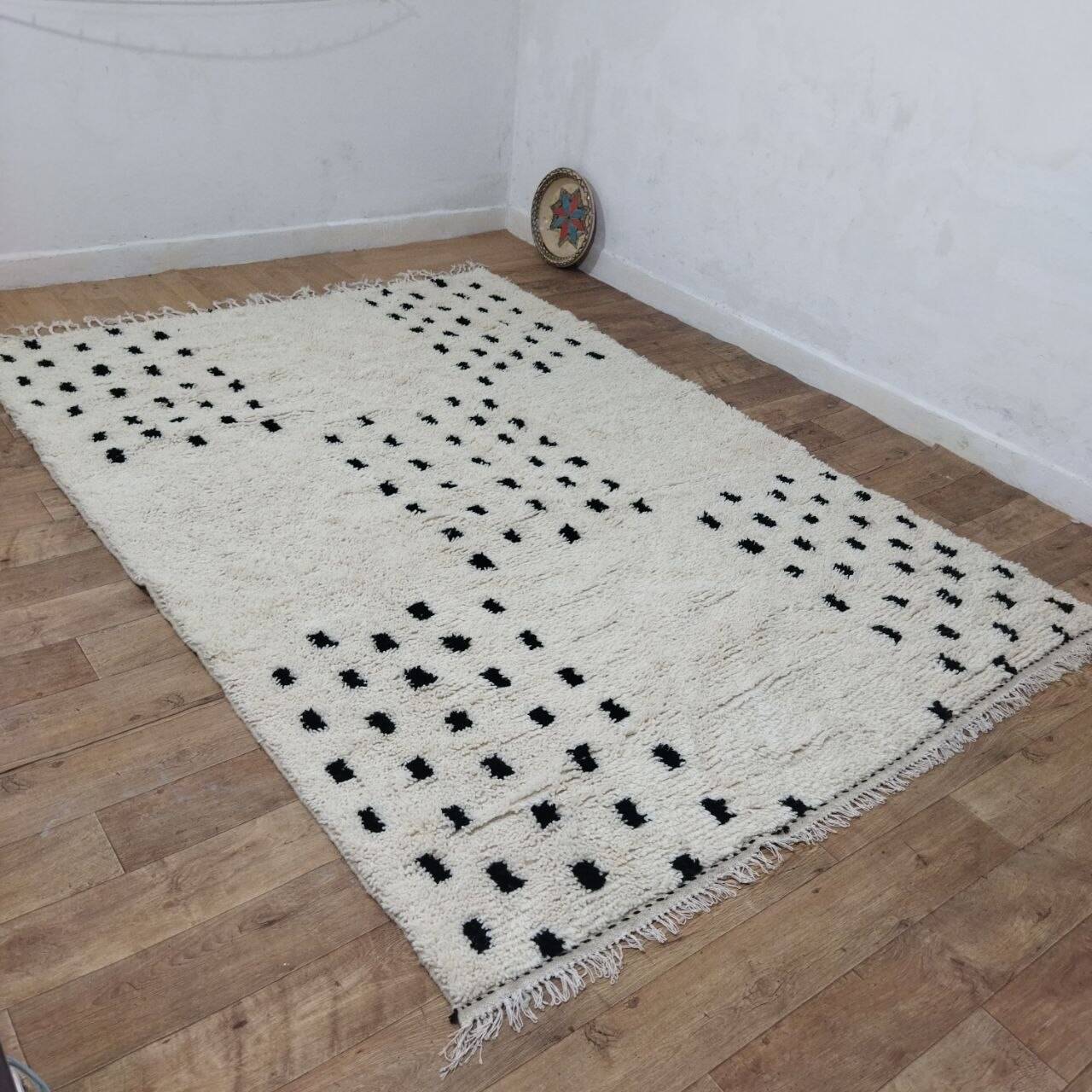 Large Moroccan Berber rug in cream wool with black patterns 290 x 200 cm