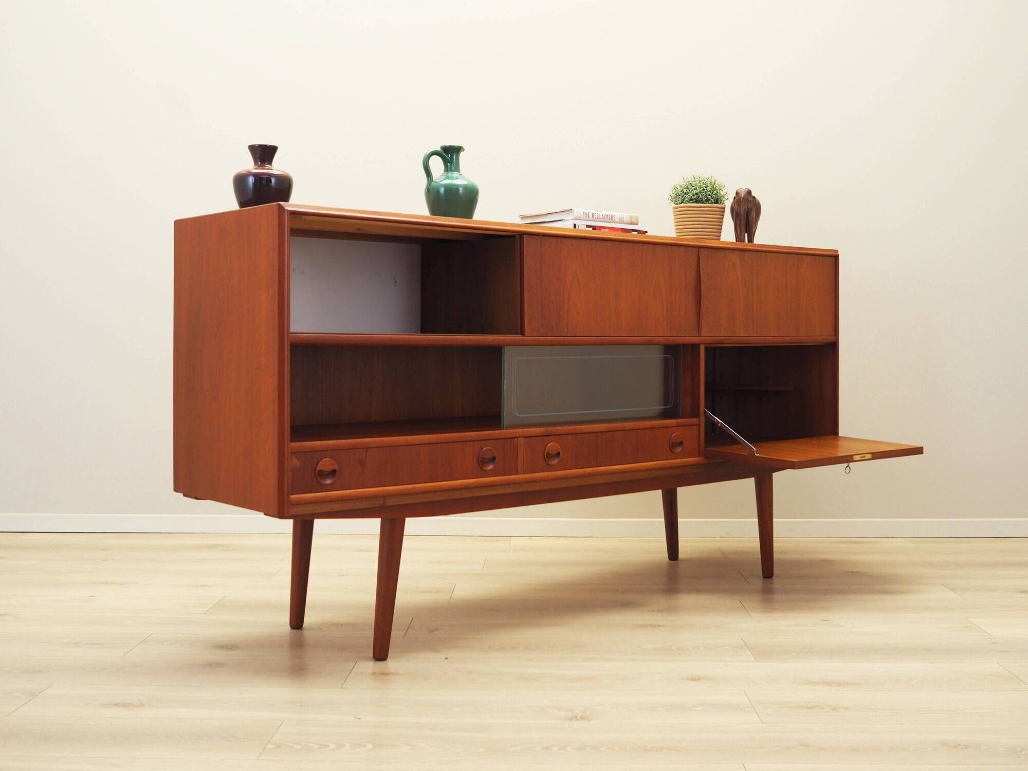 Buffet haut en teck, design danois, années 1970, production : Danemark