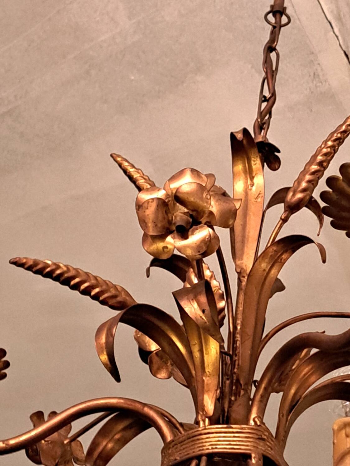Chandelier with ears of wheat and flowers in gilded metal