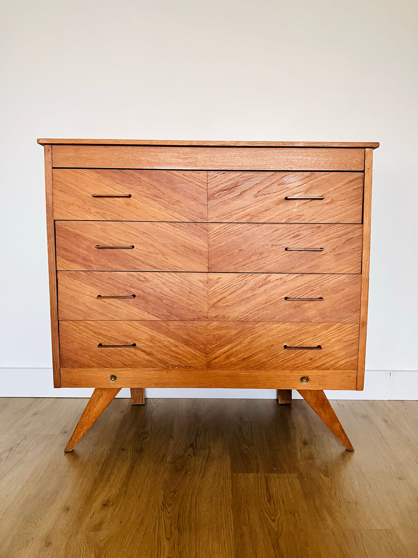 Commode en marqueterie de bois et pieds compas