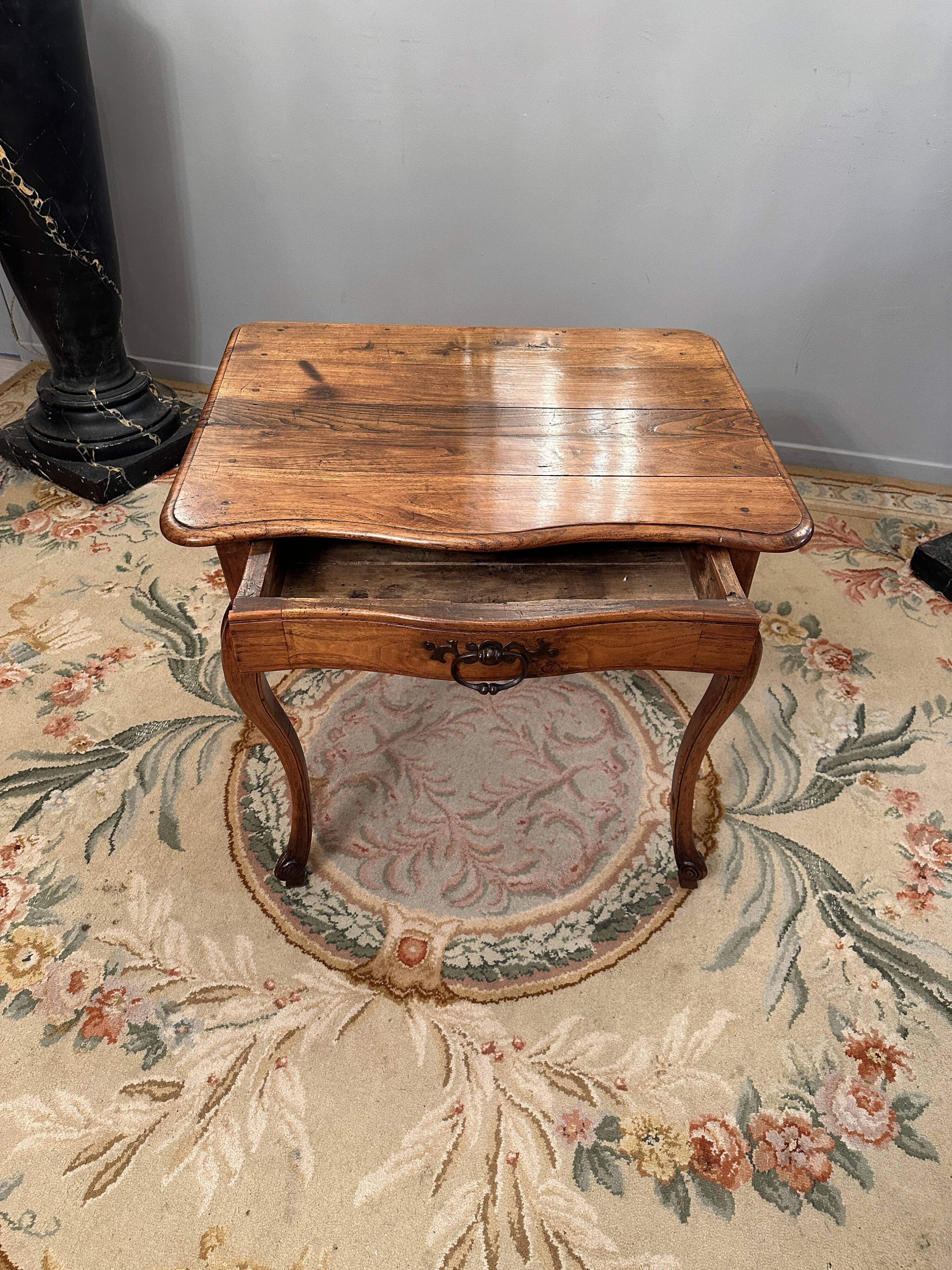 Middle table in walnut period Louis XV around 1730
