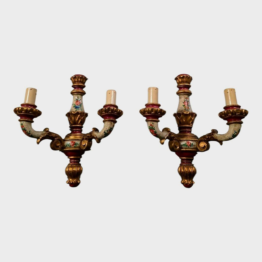 Paire d'appliques Louis XV en bois sculpté et polychrome – XIXe