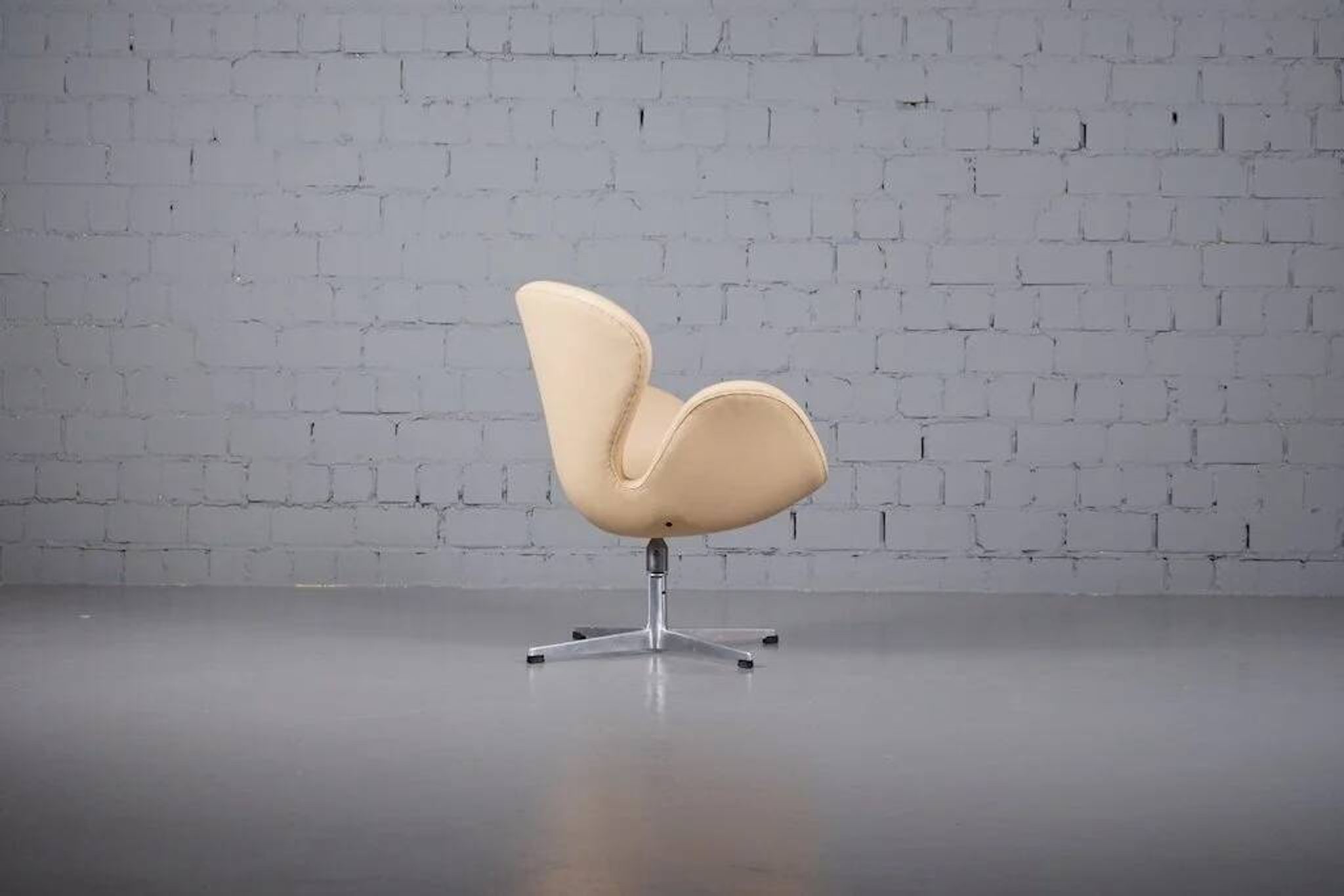 Swan chair by Arne Jacobsen for Fritz Hansen with tilt function