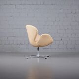 Swan chair by Arne Jacobsen for Fritz Hansen with tilt function