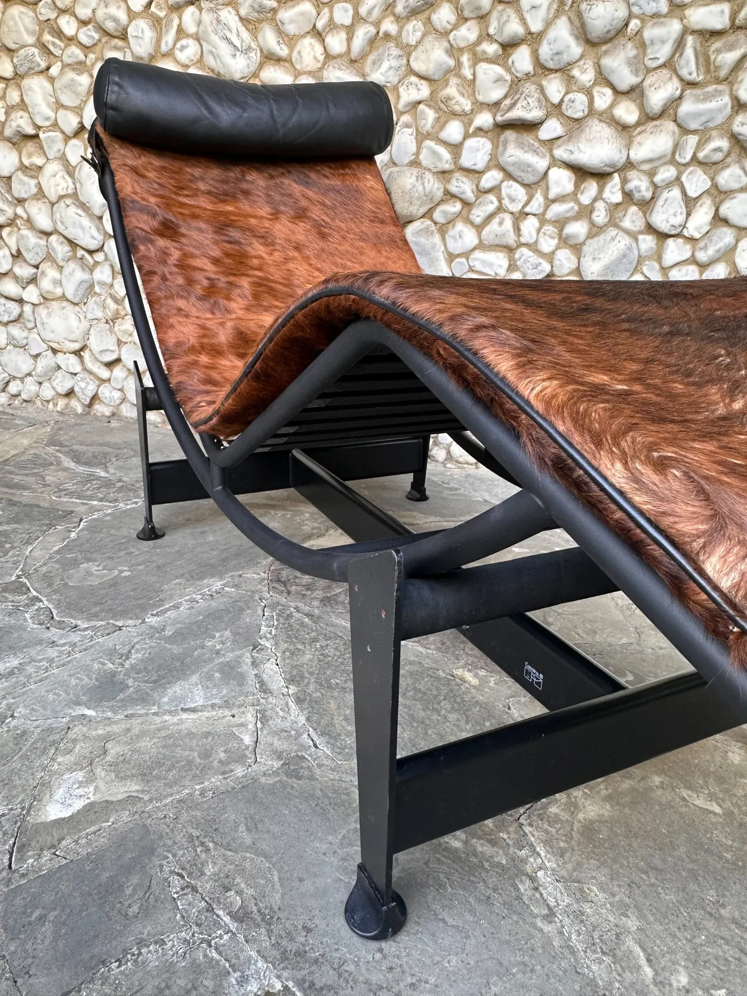 LC4 chaise longue in cowhide and black frame by Cassina, 1970–80