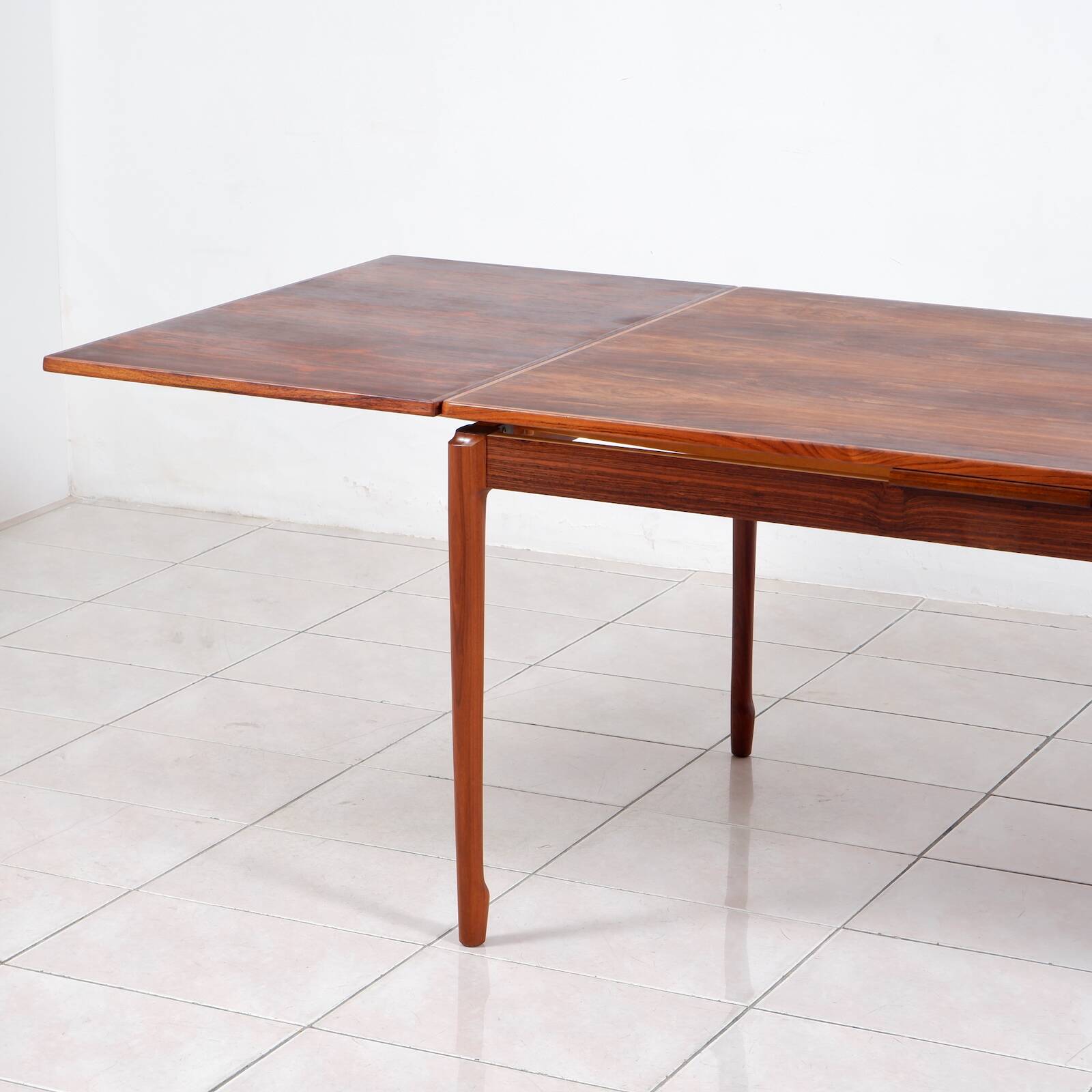 Grande table à manger extensible en palissandre brésilien par H. Sigh & Son
