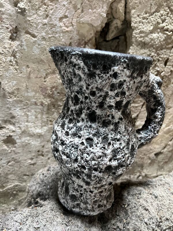 Pichet vintage en céramique texturée noir et blanc – style Fat Lava brutali