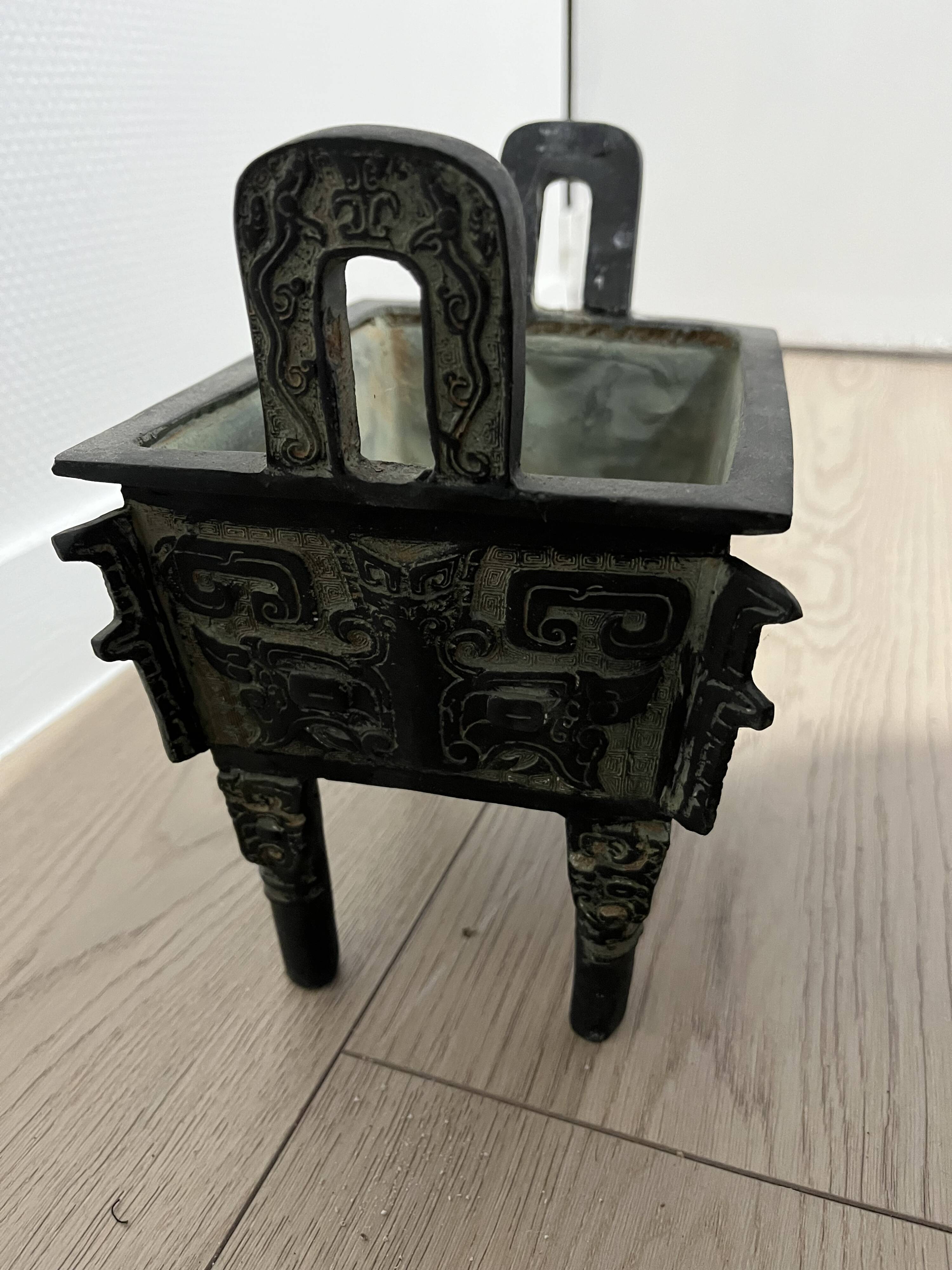 Vase tripode décoratif style ancien – Anses verticales – 28 cm