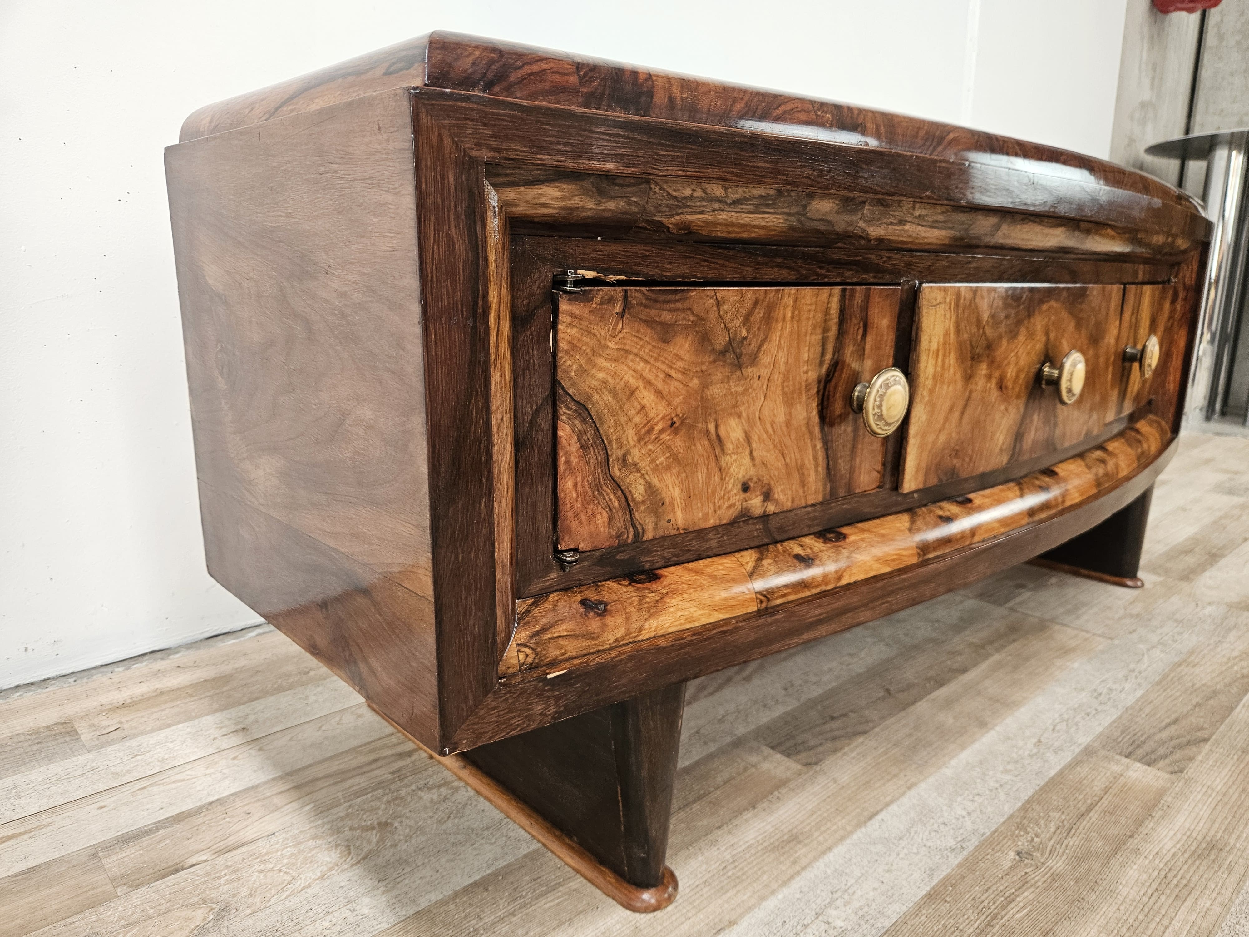 Tuscan Art Decò dressing table from the 1940s in walnut burl