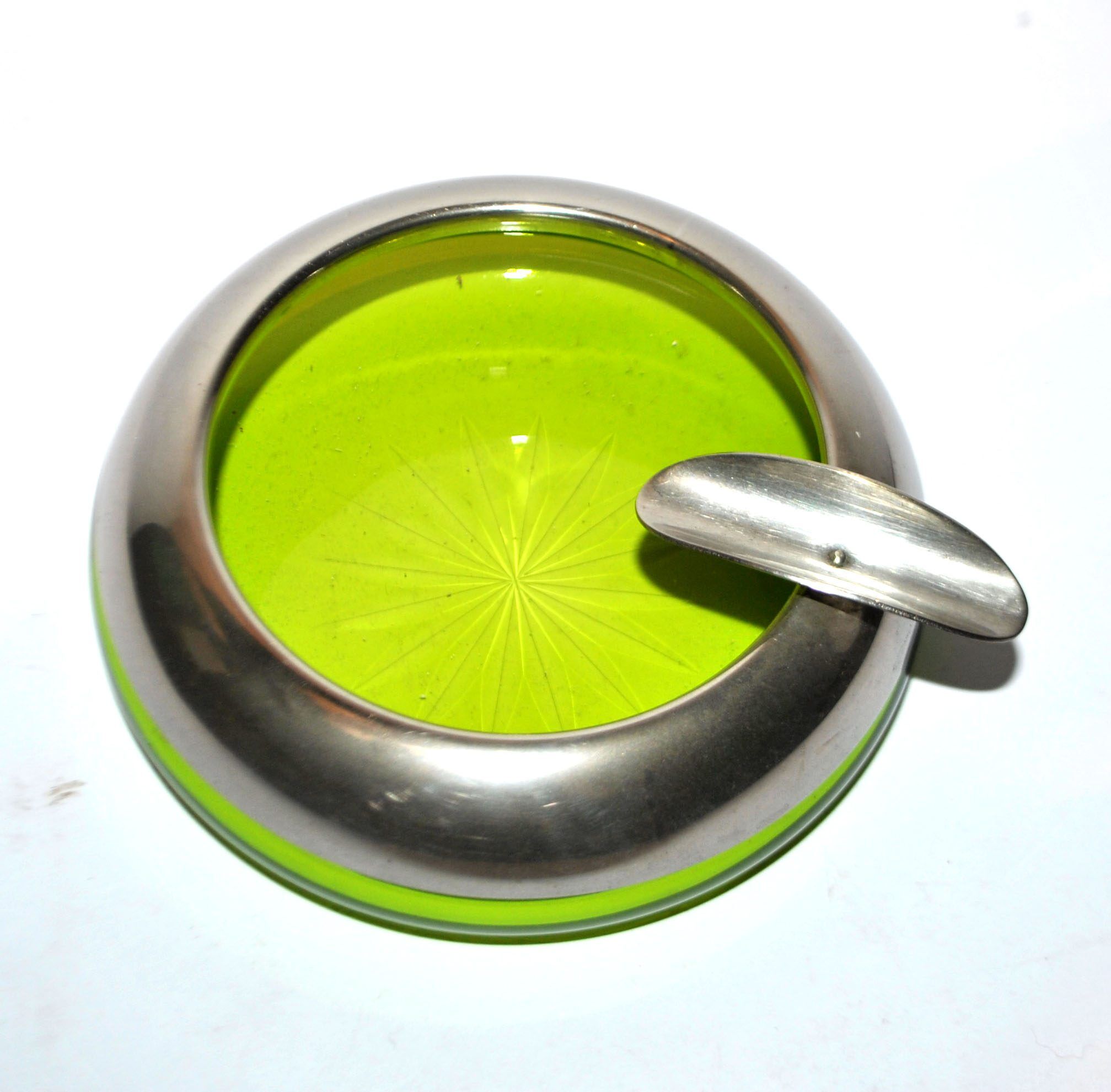 Cendrier cigare vintage en verre vert taillé et cerclage en étain