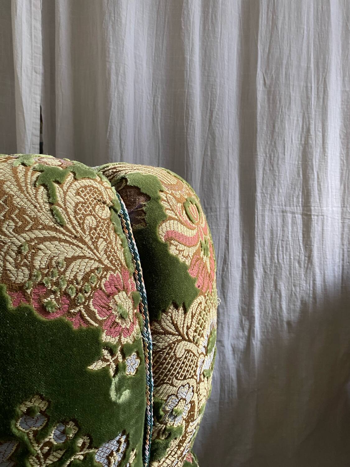 Duo de poufs en velours fleuri