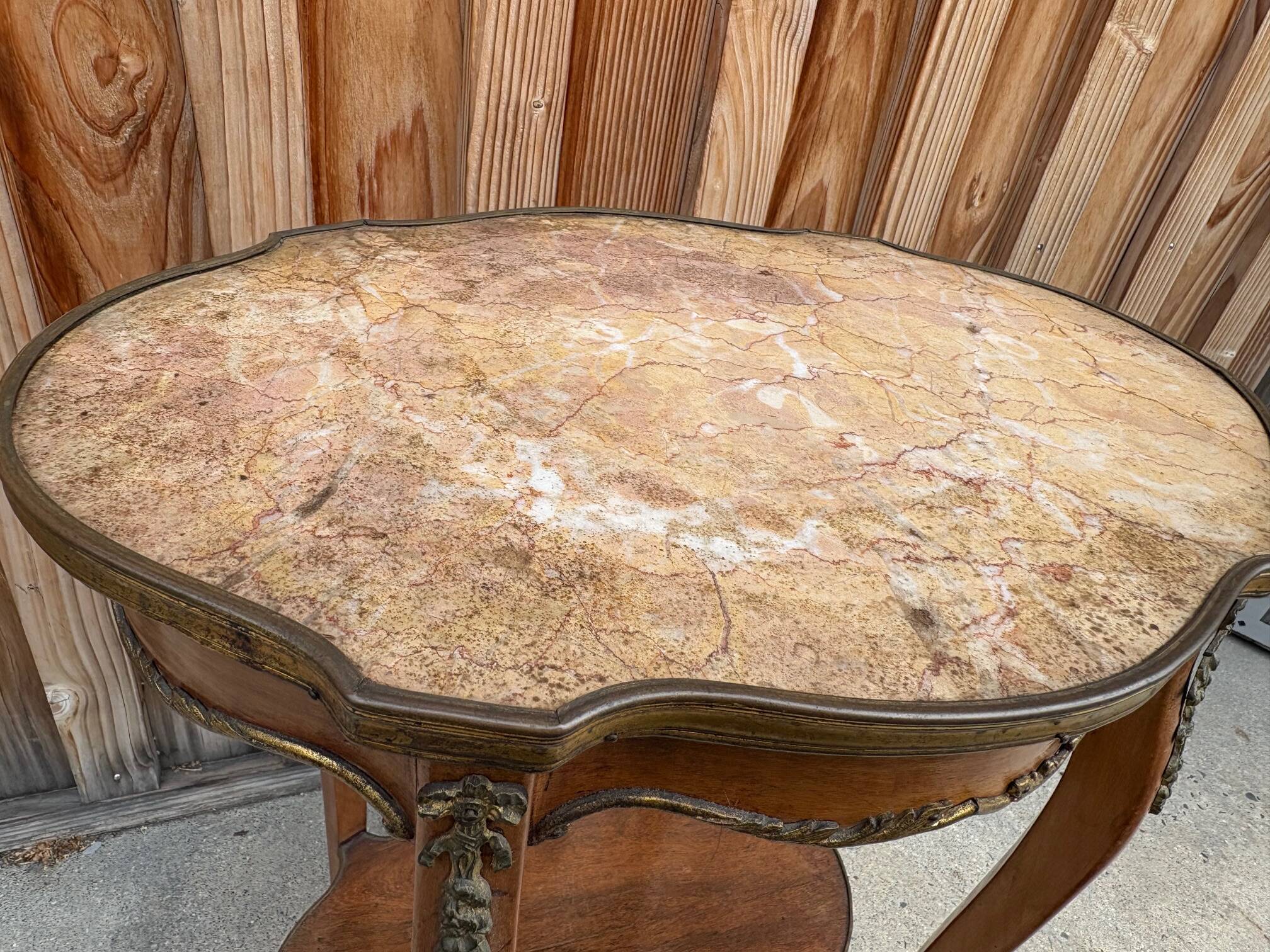 Guéridon ancien Louis XV – marbre rosé et laiton doré – fin XIXᵉ siècle