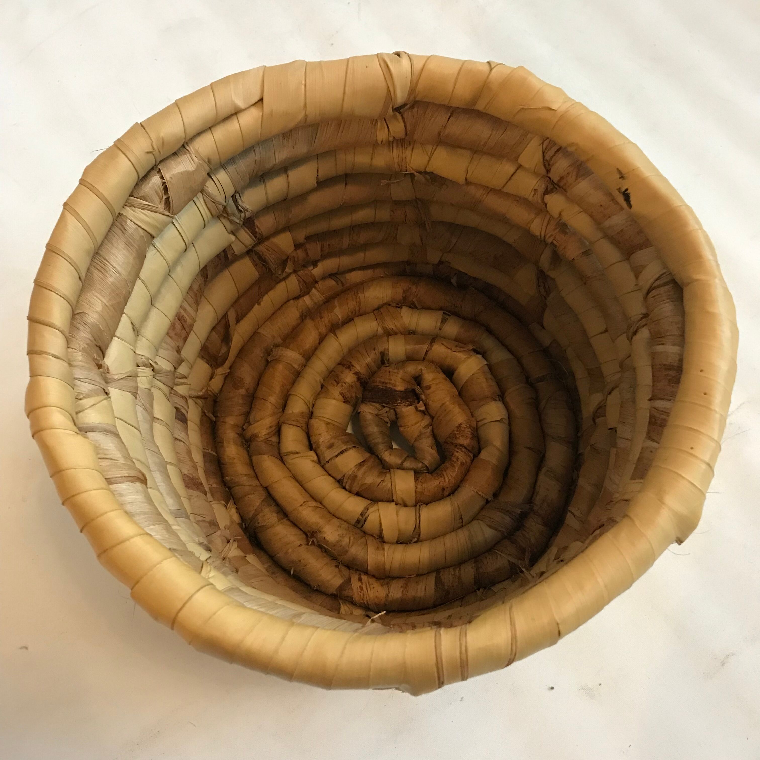 Basket / cache pot in banana leaf