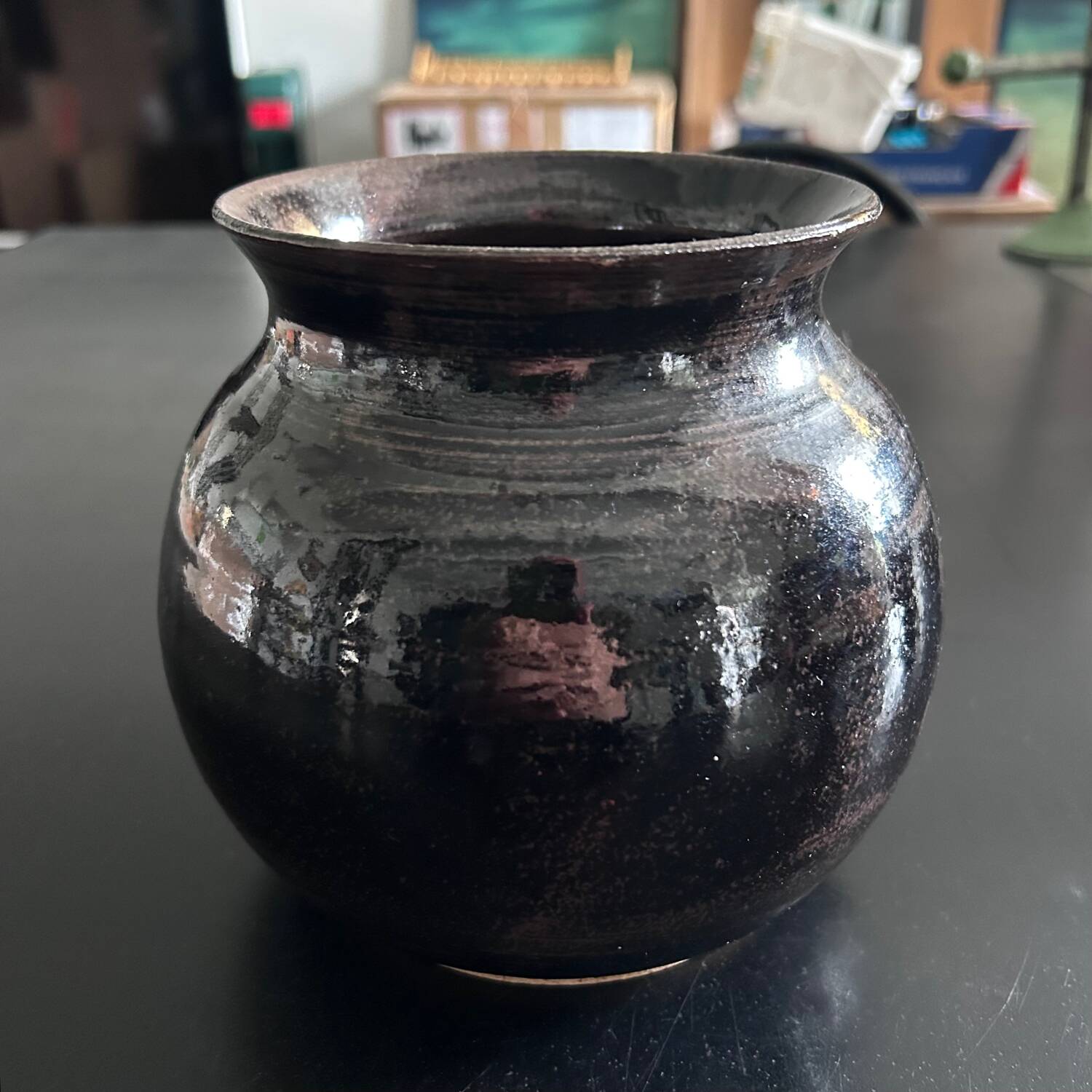 Vase boule brun signé