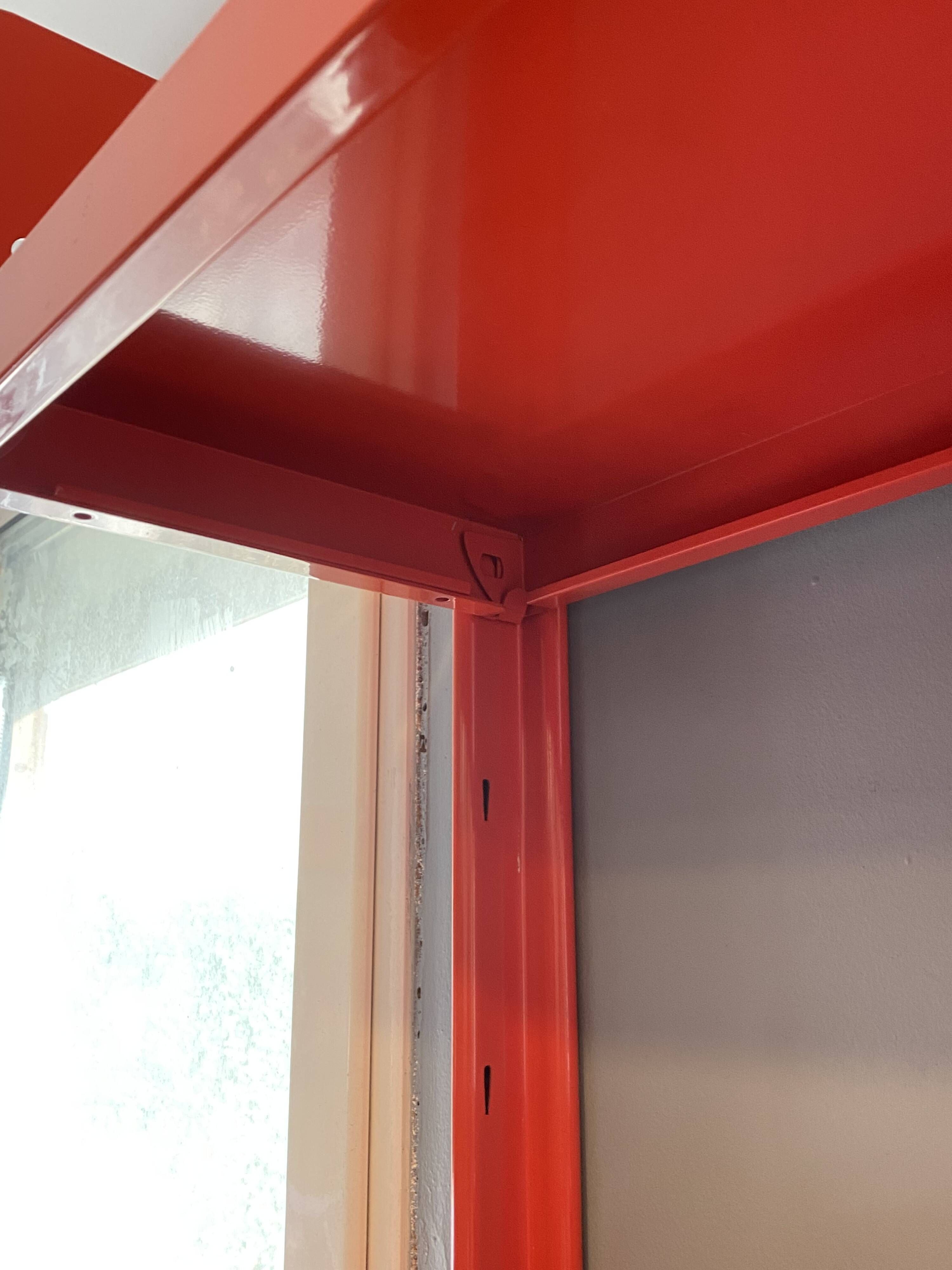 Modular red metal wall shelf in Congresso Lips Vago style.