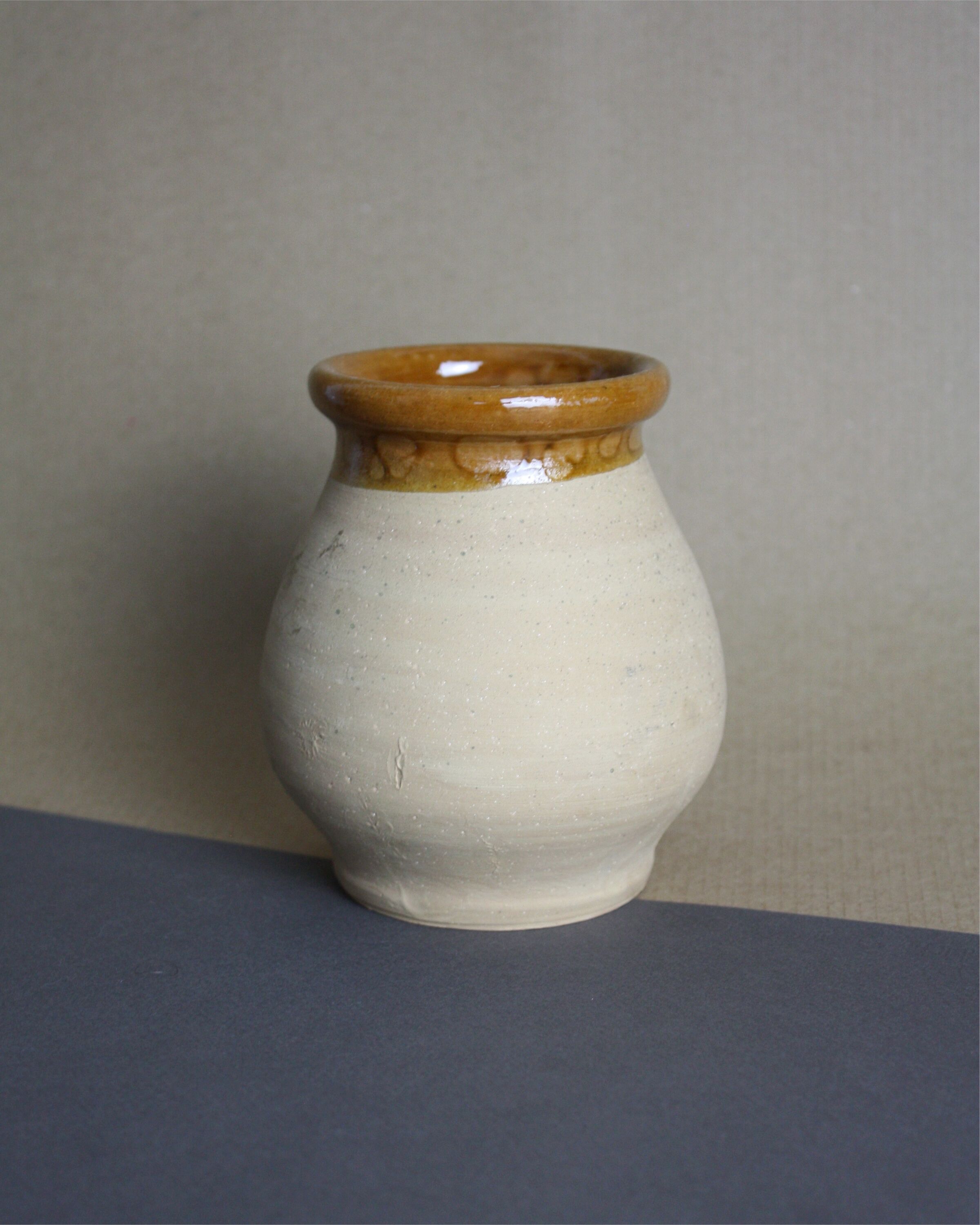 Two-tone sandstone pot
