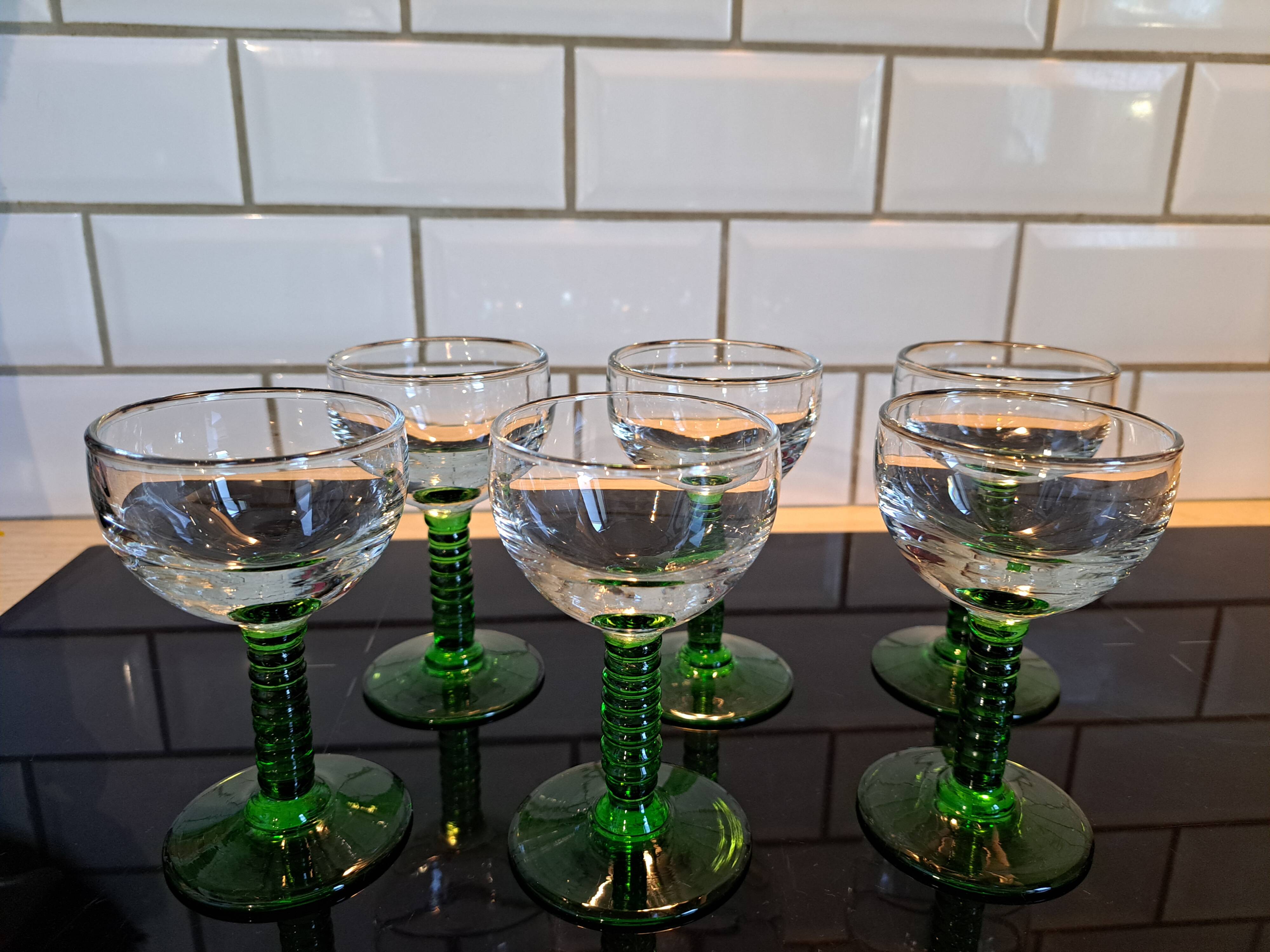 6 white wine glasses