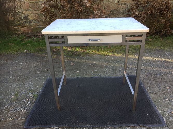 Table vintage à piétement métallique tubulaire carré chromé et plateau en marbre.