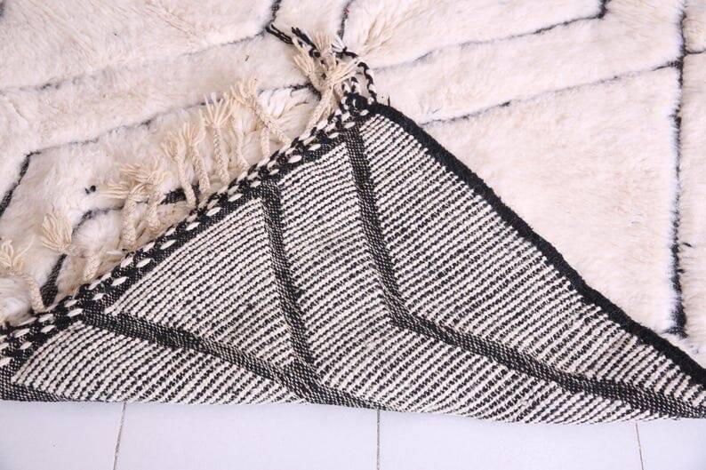 Handmade traditional Moroccan Berber rug size 200 x 300 cm.