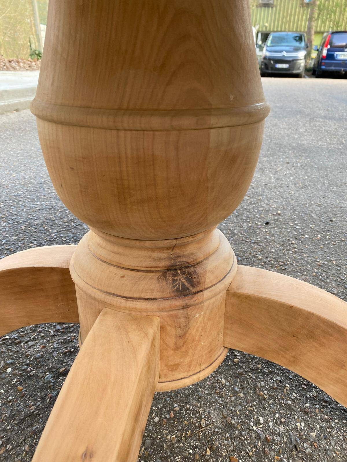 Extendable round dining table with central leg, renovated in raw oak, 210cm