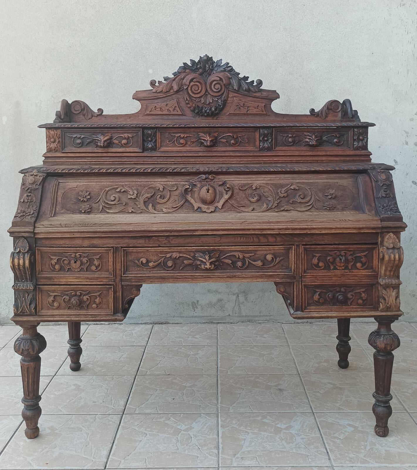 Louis XIII cylinder desk in carved oak, 19th century.