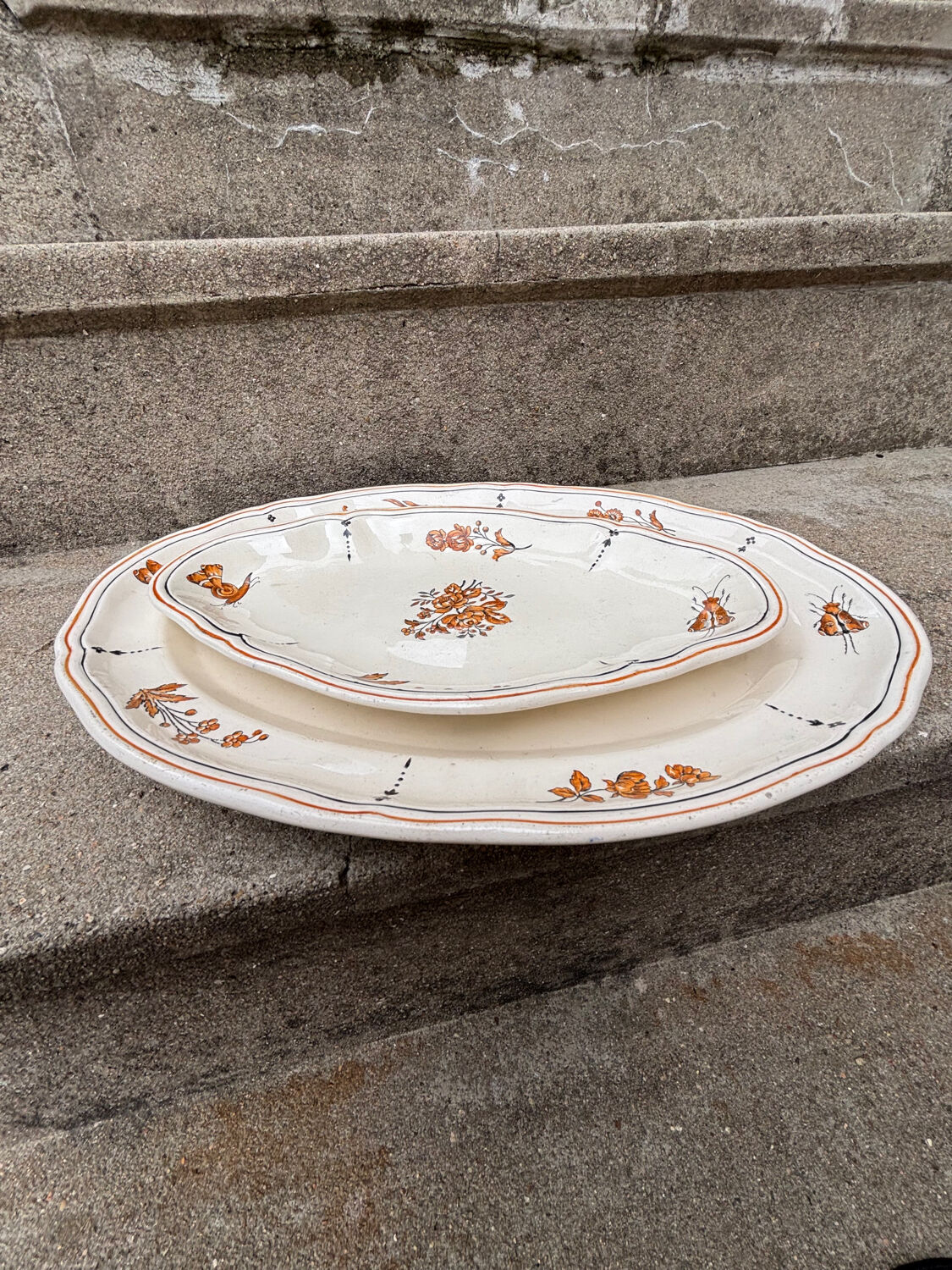 Duo of old plates Condé Longchamp – Terre de Fer, floral decoration & in