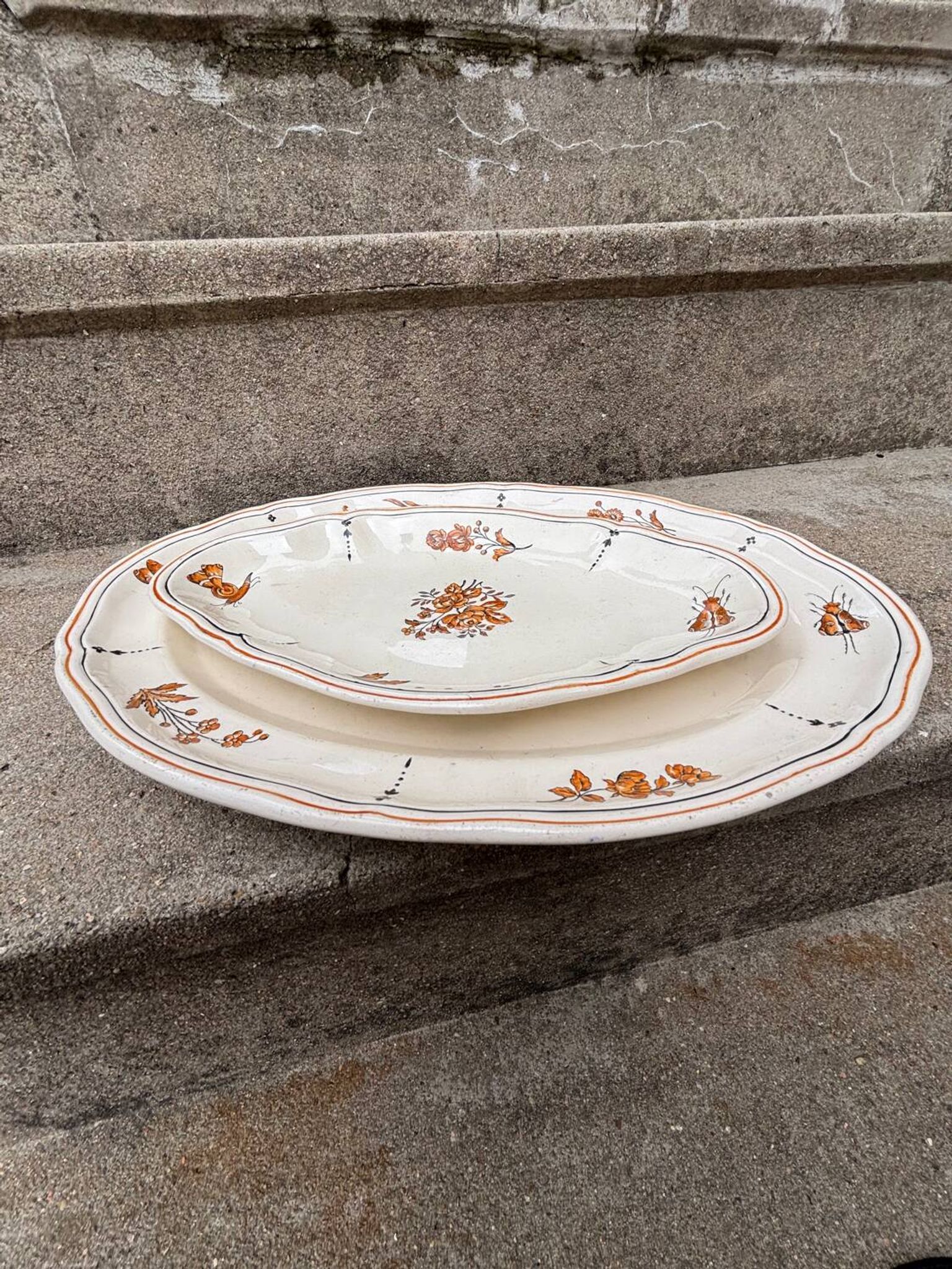 Duo of old plates Condé Longchamp – Terre de Fer, floral decoration & in
