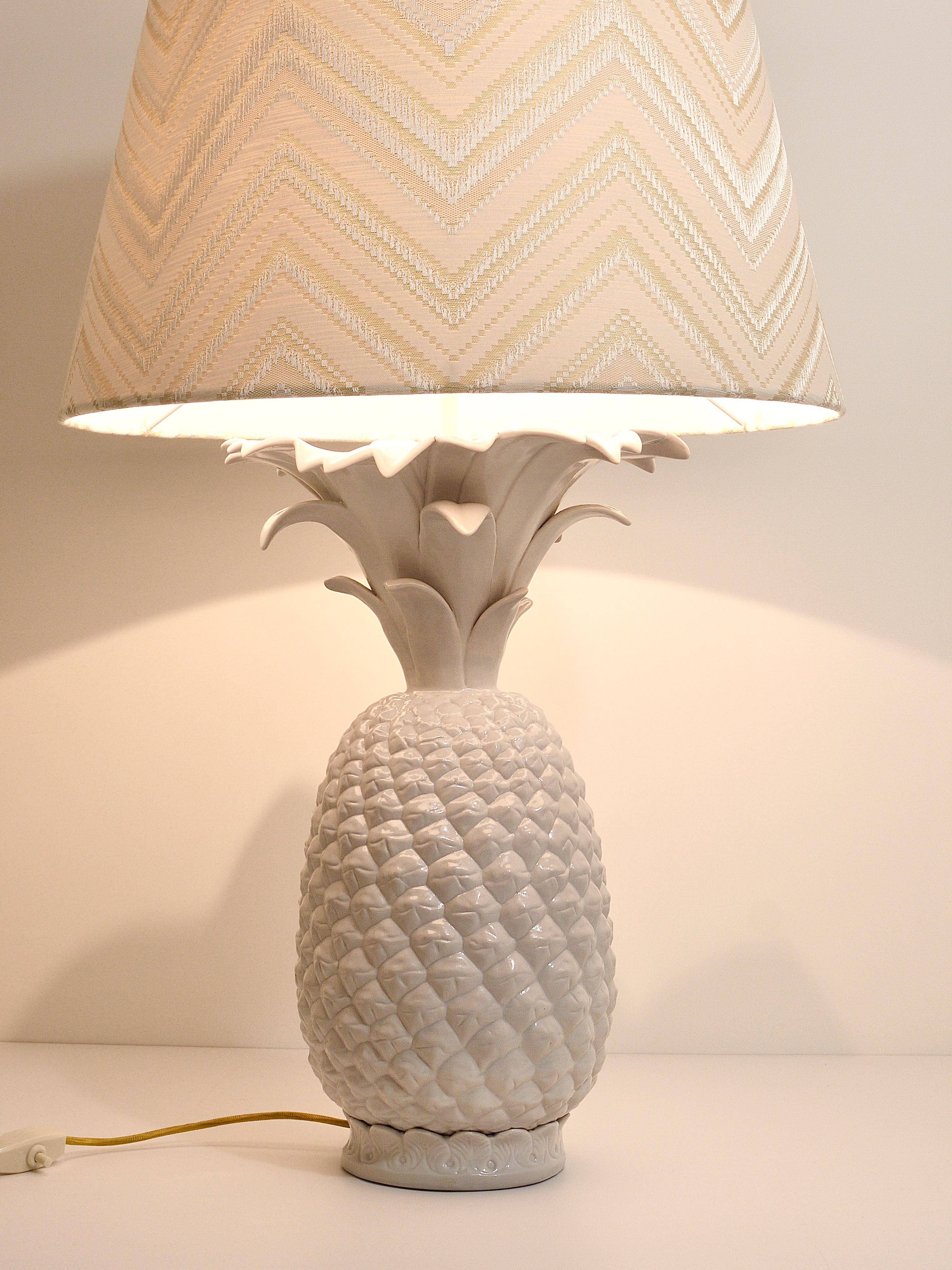 Lampe de table Hollywood Regency en forme d'ananas blanc style Tommaso Barbi, Italie, années 1970