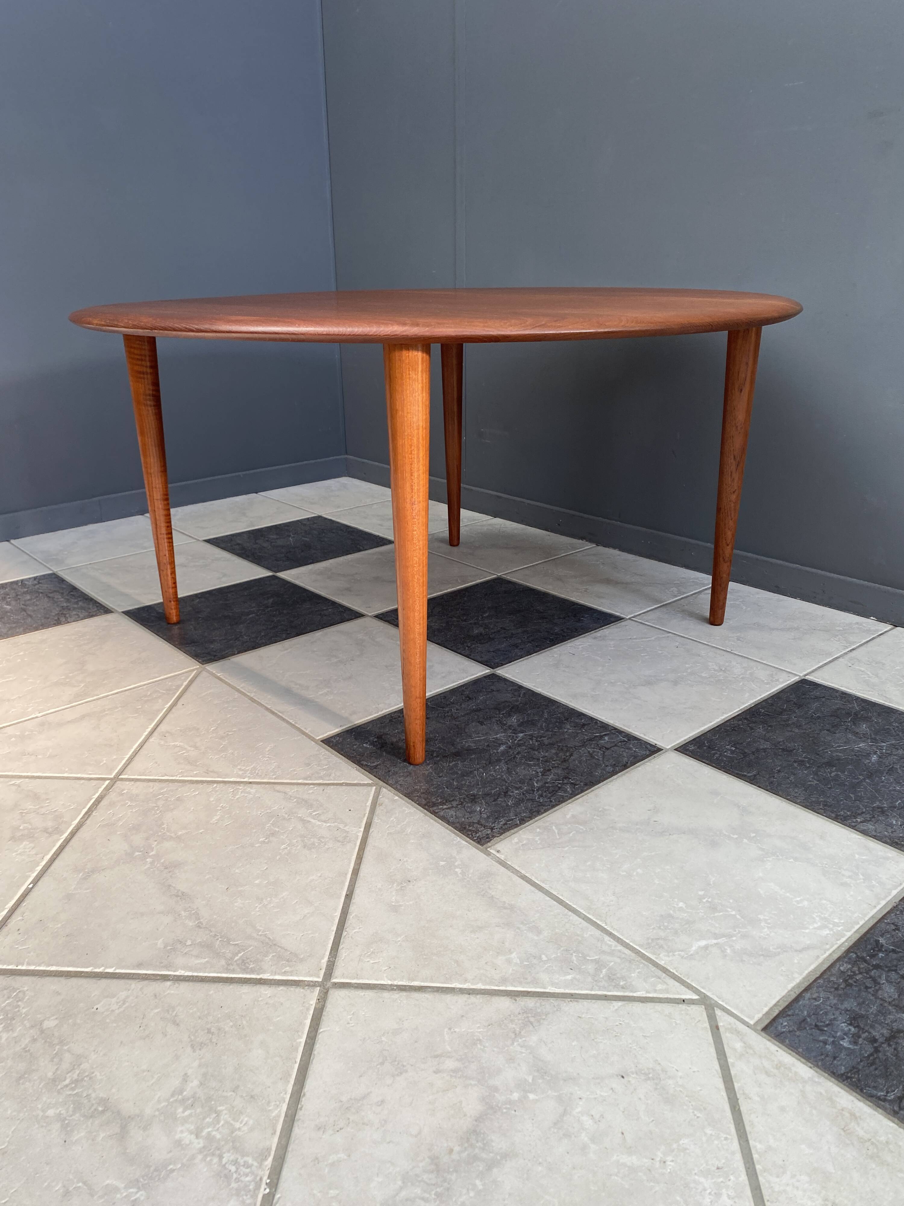 Mid-Century Modern scandinavian coffee table in teak by Hvidt & Mølgaard Nielsen for France and Søn.