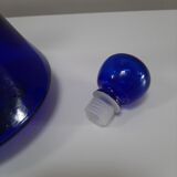 Carafe en verre bleu